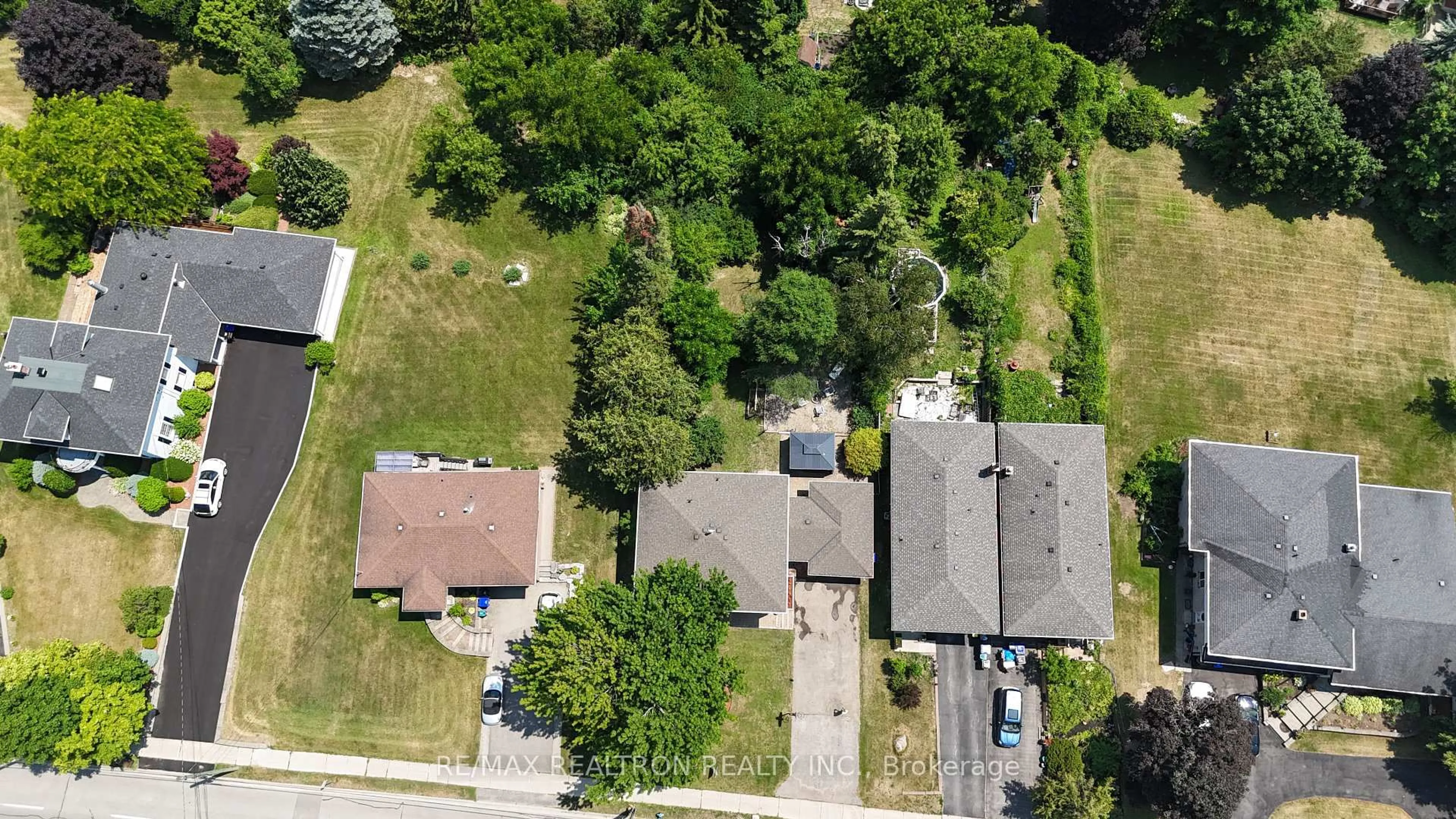 A pic from outside/outdoor area/front of a property/back of a property/a pic from drone, street for 337 Simcoe Rd, Bradford West Gwillimbury Ontario L3Z 1Z1