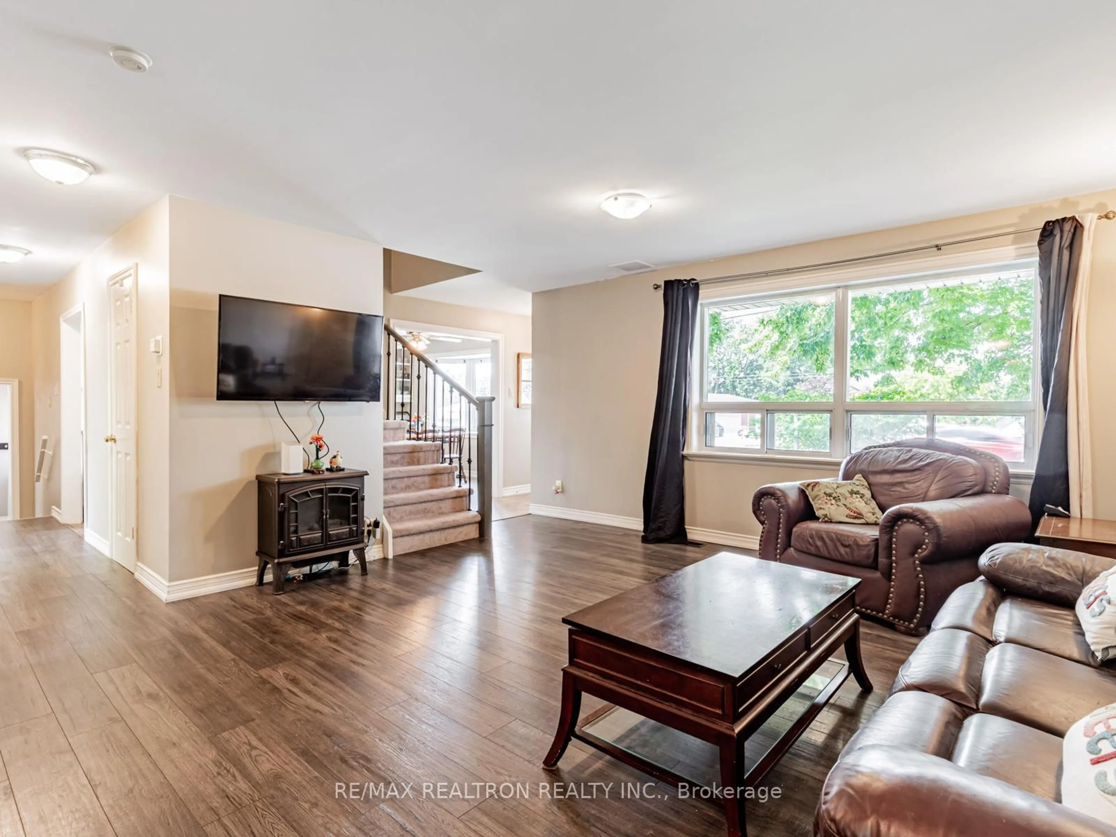 Living room with furniture, wood/laminate floor for 337 Simcoe Rd, Bradford West Gwillimbury Ontario L3Z 1Z1