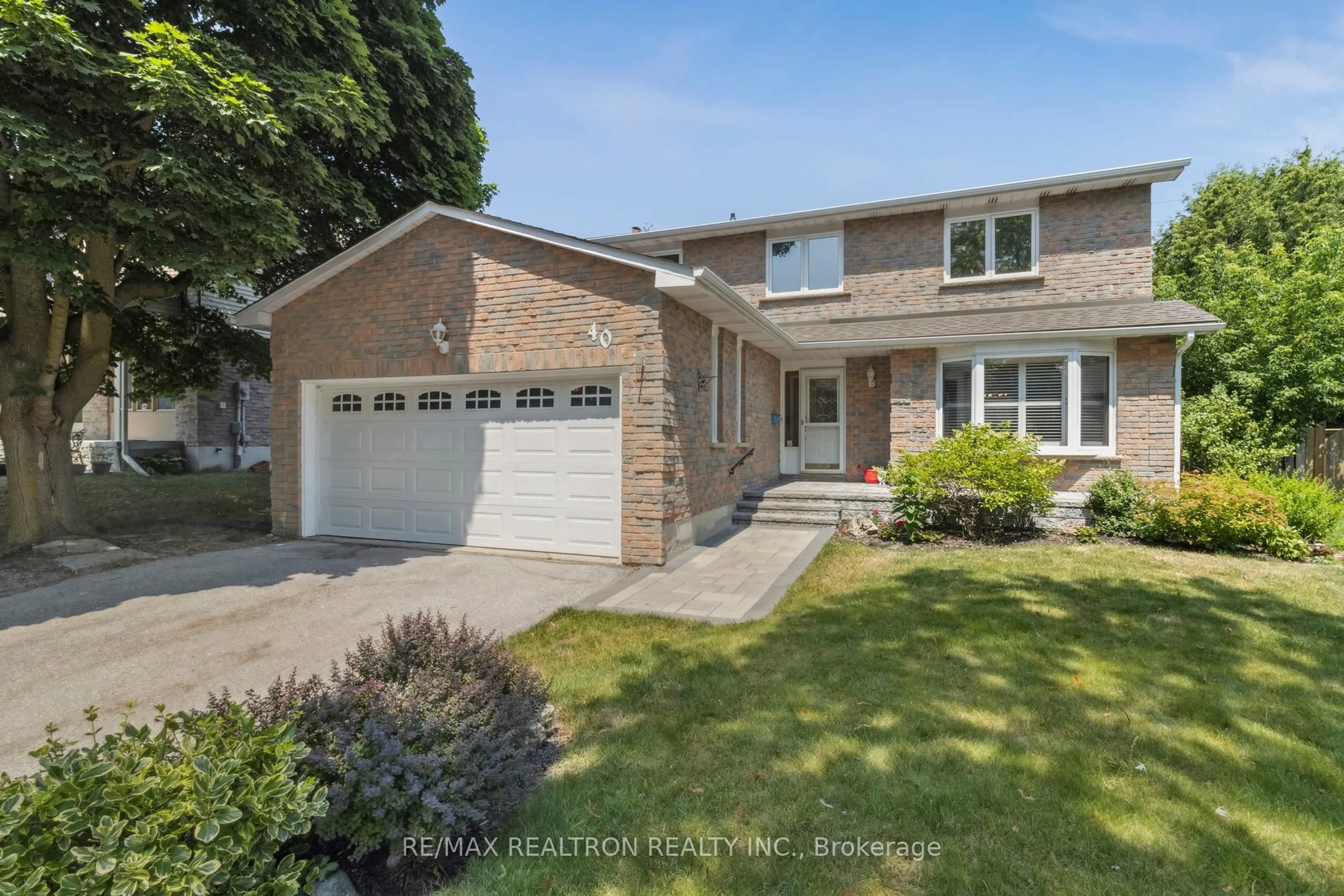 Home with brick exterior material, street for 40 Manning Cres, Newmarket Ontario L3Y 6H4
