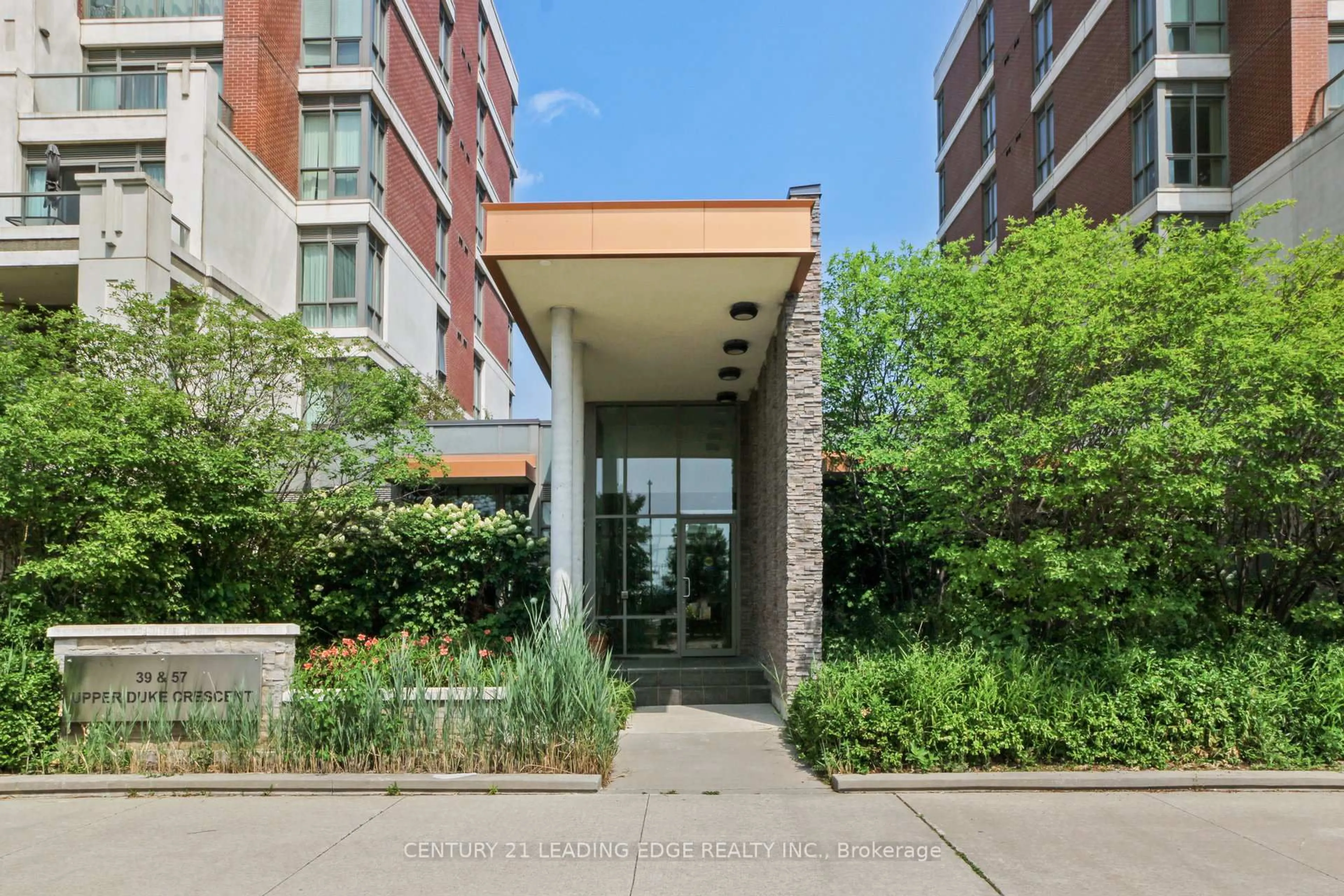 Indoor foyer for 39 Upper Duke Cres #320, Markham Ontario L6G 0B8