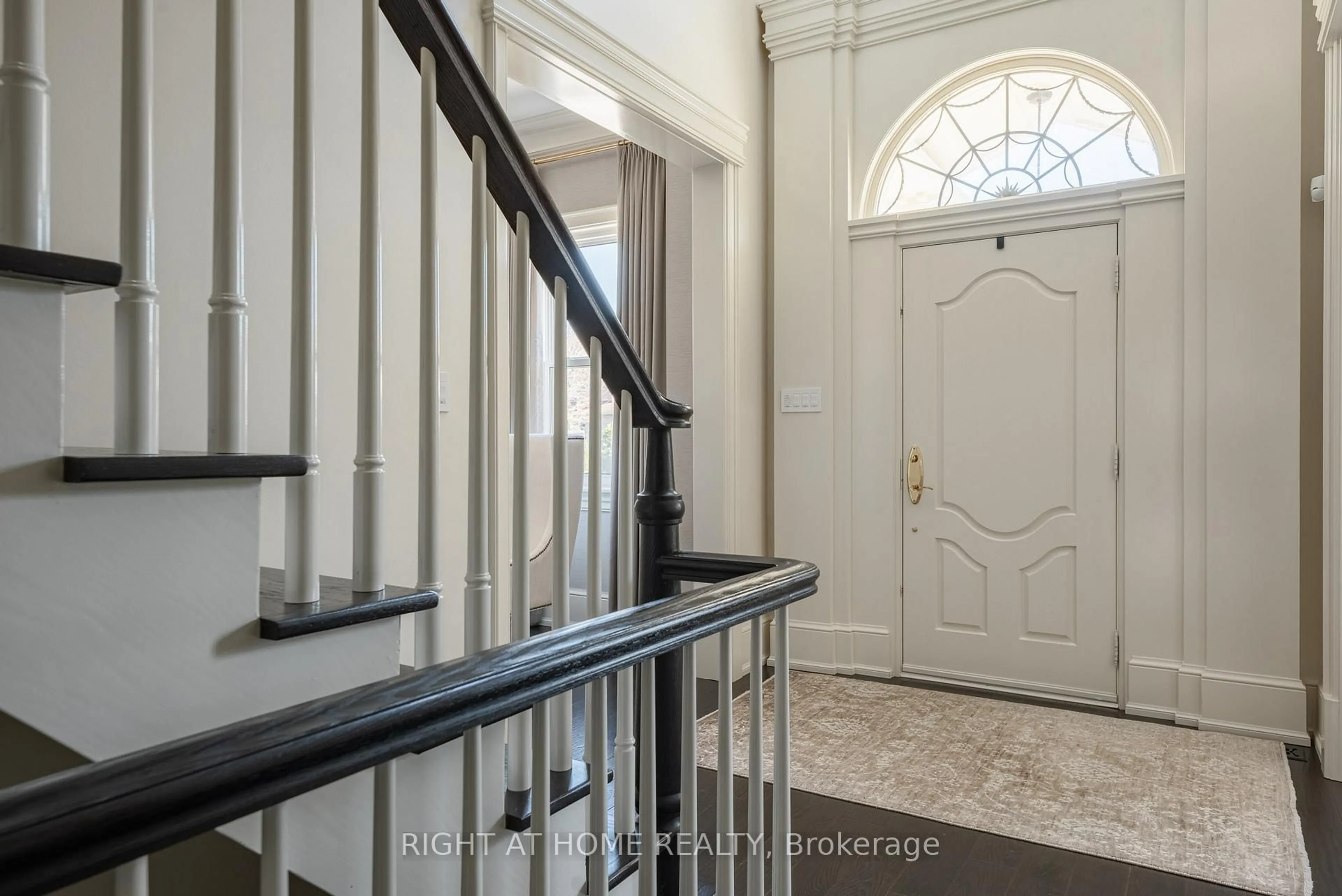 Indoor foyer for 40 Oatlands Cres, Richmond Hill Ontario L4C 9P1