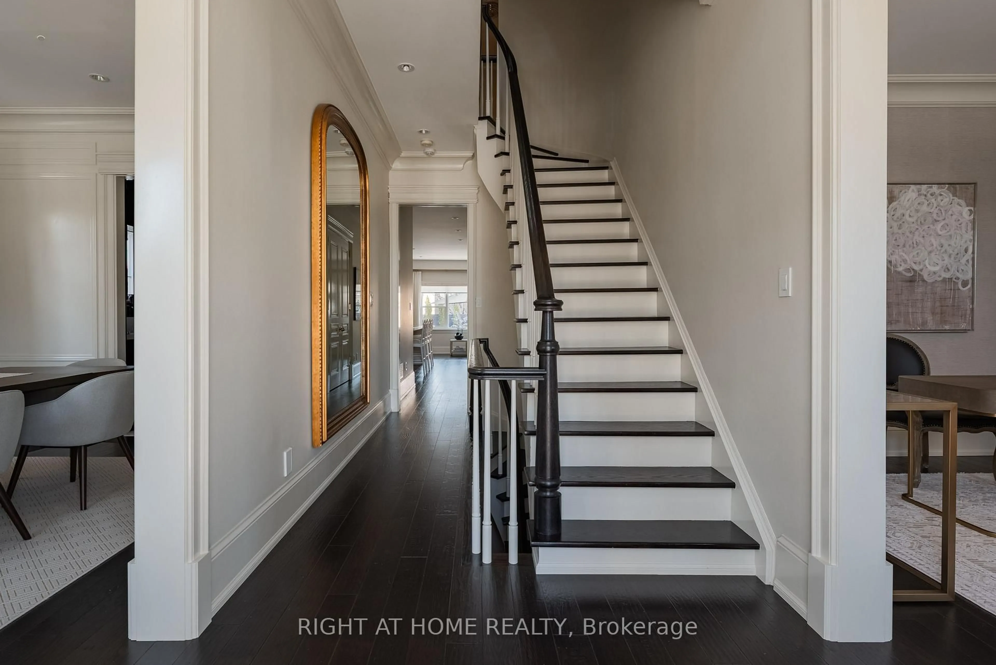 Indoor entryway for 40 Oatlands Cres, Richmond Hill Ontario L4C 9P1