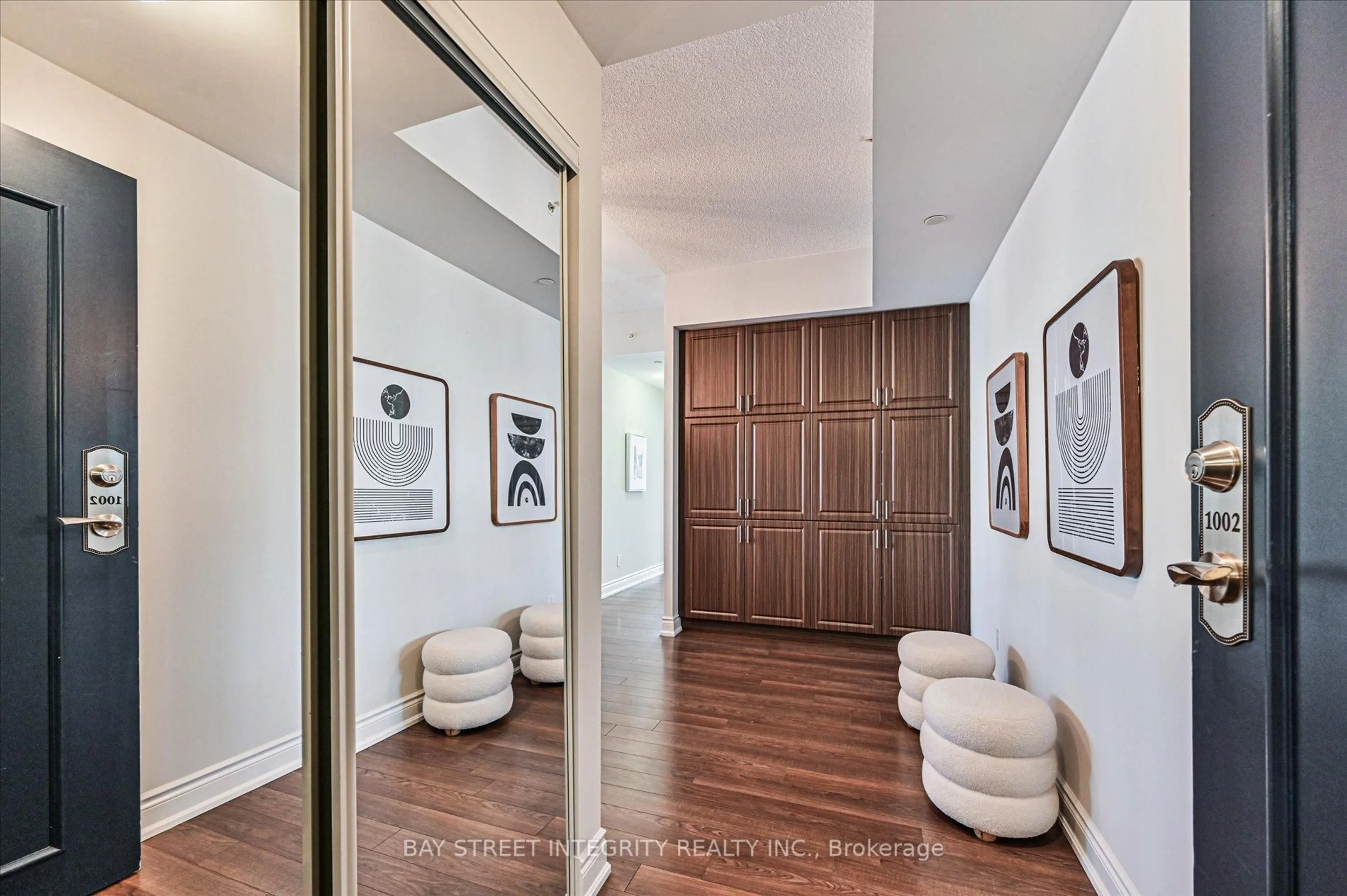 Indoor entryway for 89 South Town Centre Blvd #1002, Markham Ontario L6G 0E8