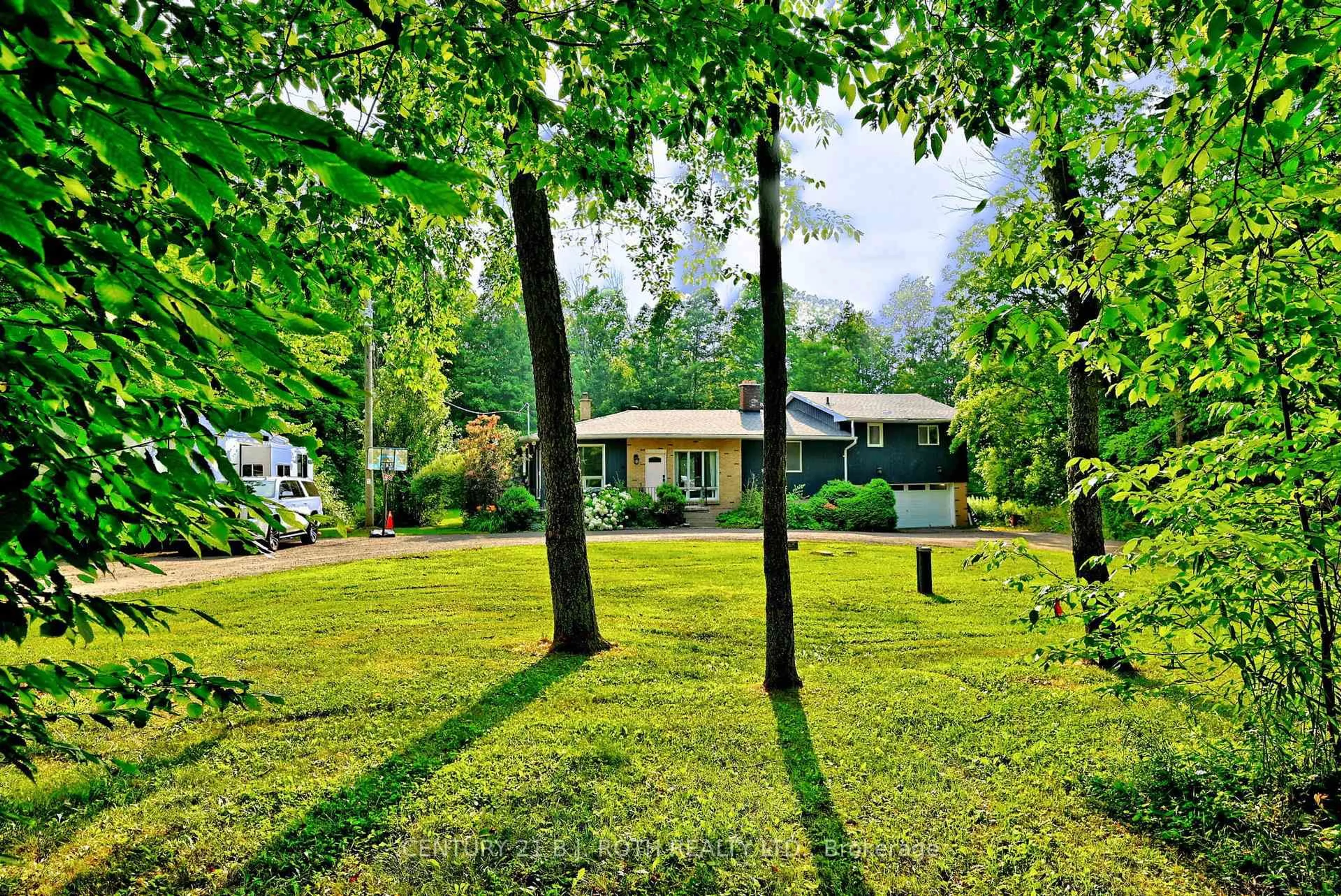 A pic from outside/outdoor area/front of a property/back of a property/a pic from drone, forest/trees view for 17956 Warden Ave, East Gwillimbury Ontario L0G 1V0