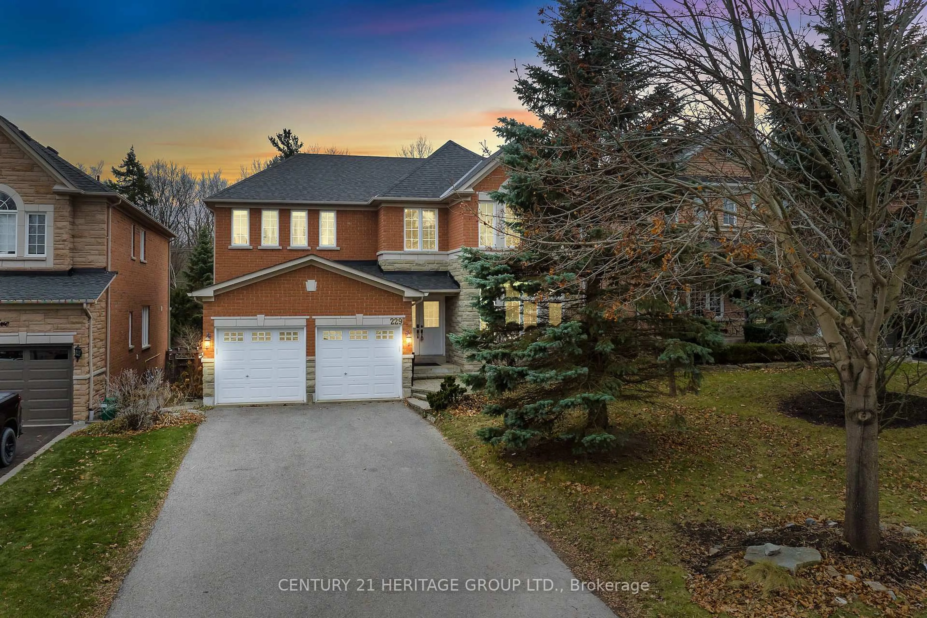 A pic from outside/outdoor area/front of a property/back of a property/a pic from drone, street for 229 Willis Dr, Aurora Ontario L4G 7M2
