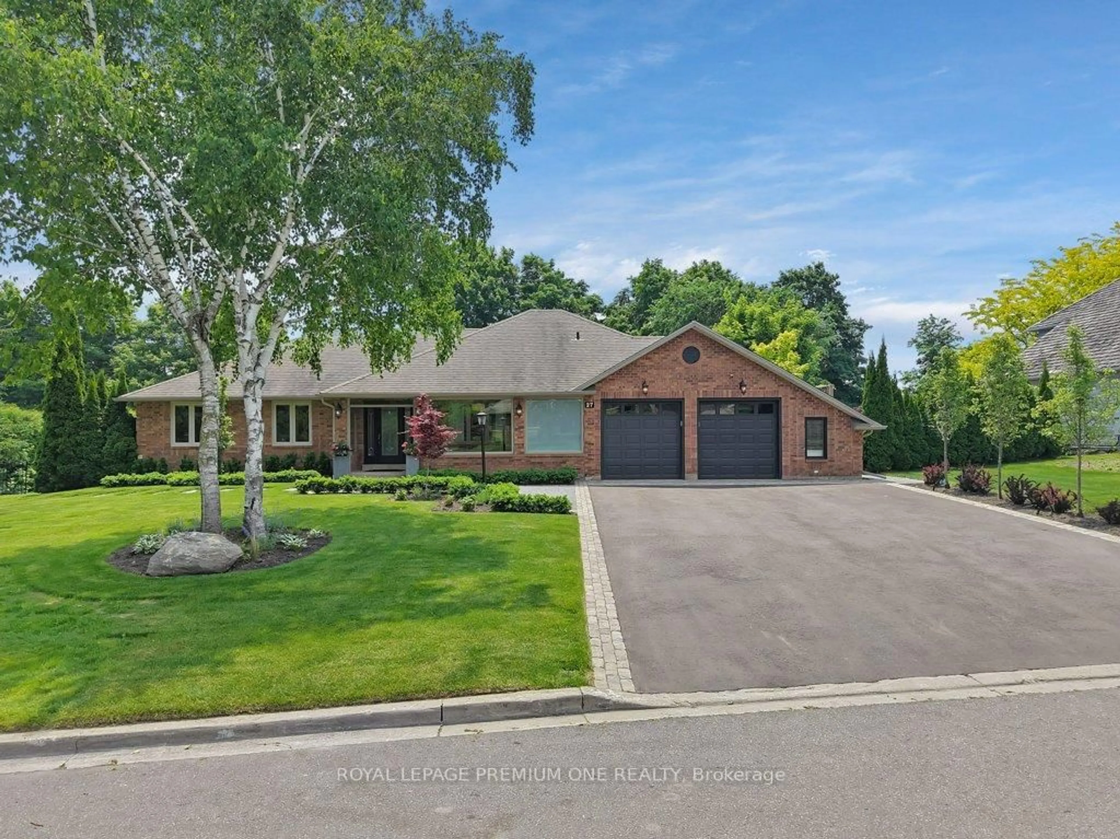 A pic from outside/outdoor area/front of a property/back of a property/a pic from drone, street for 27 Cain Crt, King Ontario L0G 1N0