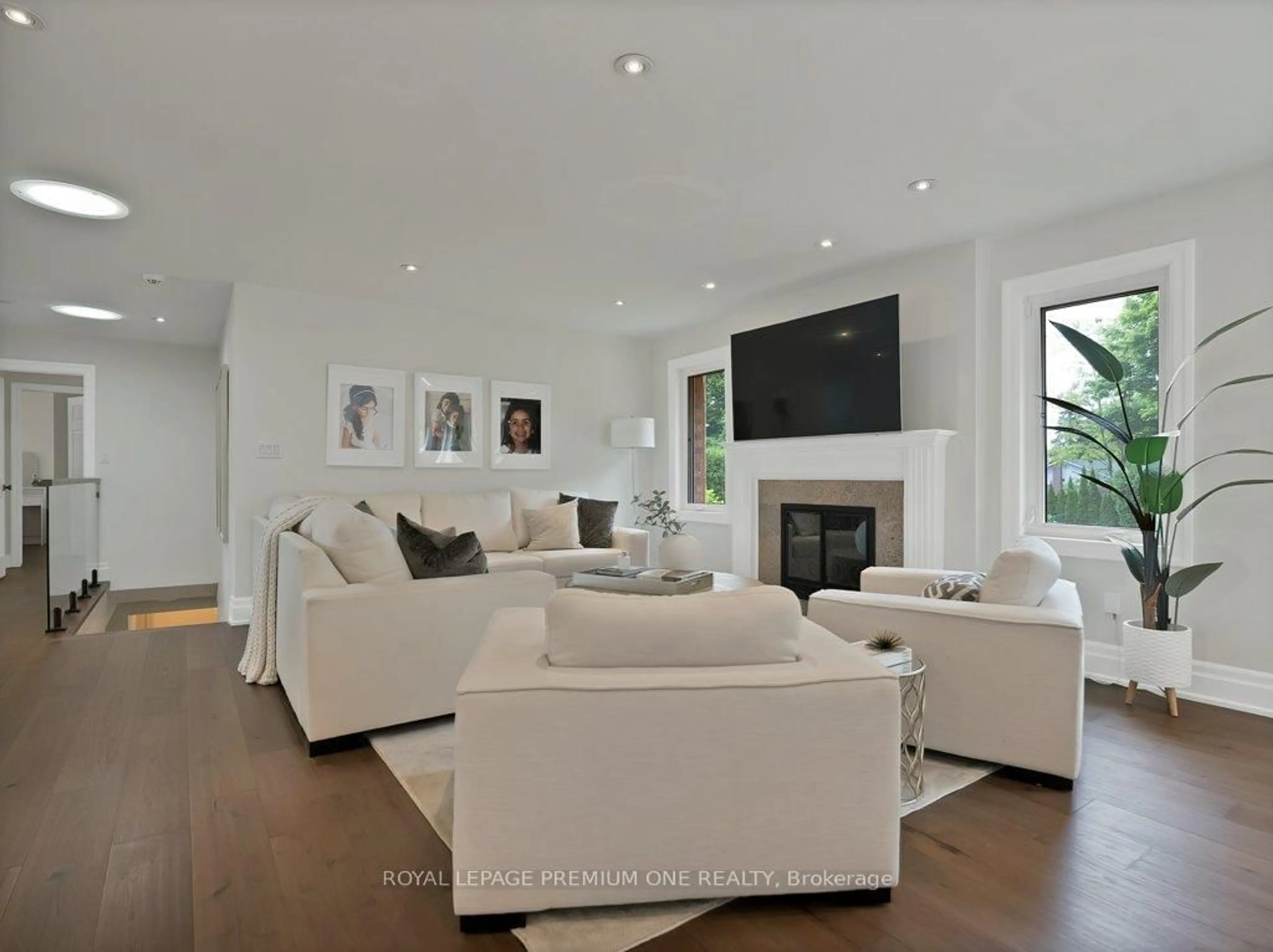 Living room with furniture, unknown for 27 Cain Crt, King Ontario L0G 1N0