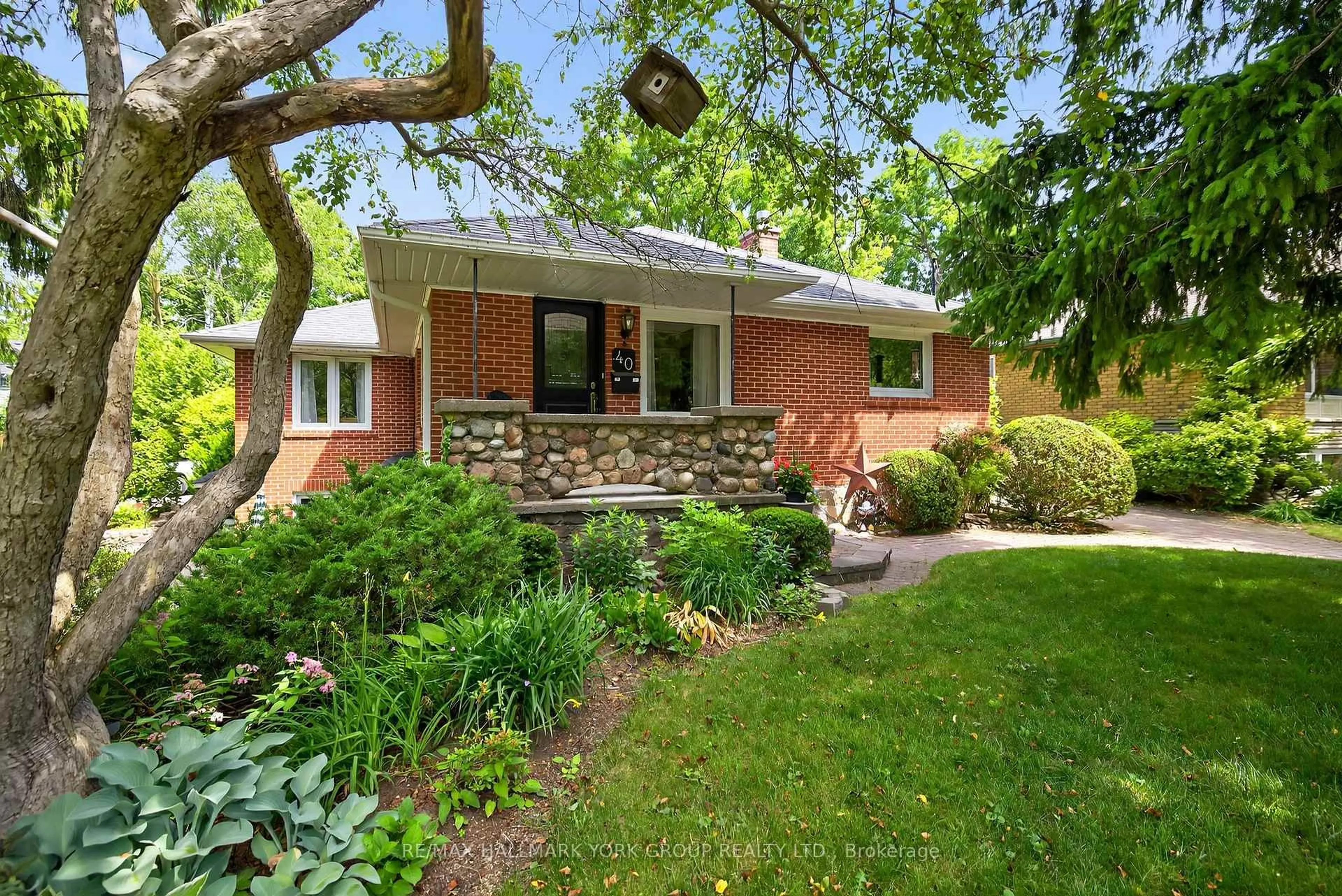 Home with brick exterior material, street for 40 Kennedy St, Aurora Ontario L4G 1C1