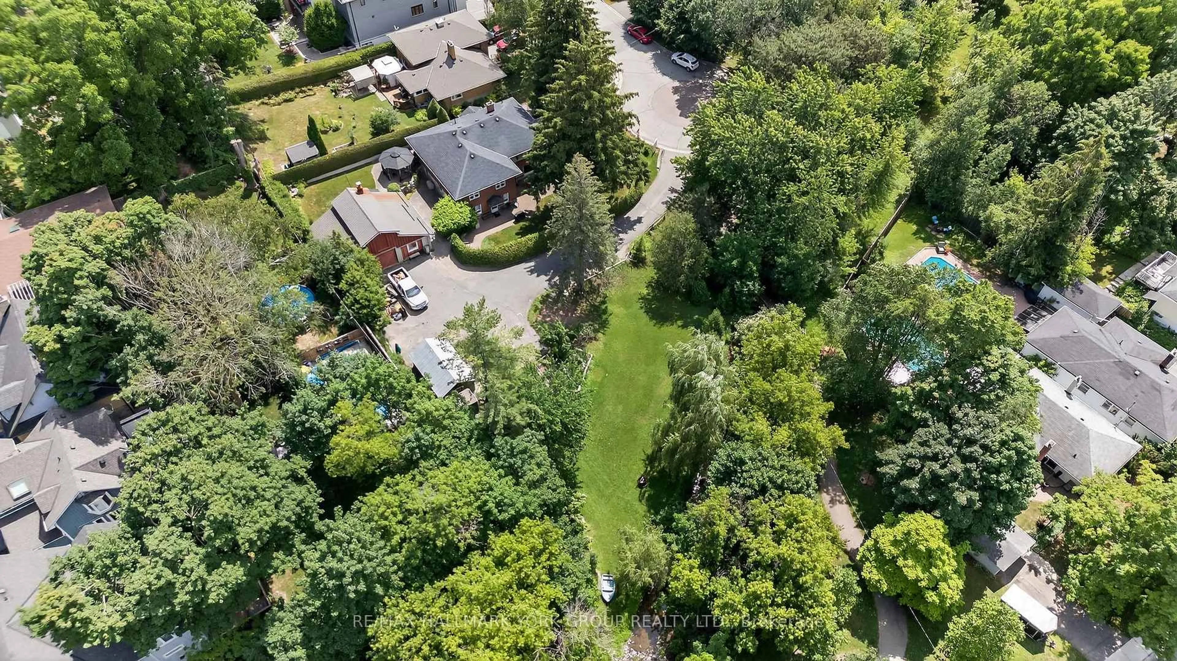 A pic from outside/outdoor area/front of a property/back of a property/a pic from drone, unknown for 40 Kennedy St, Aurora Ontario L4G 1C1