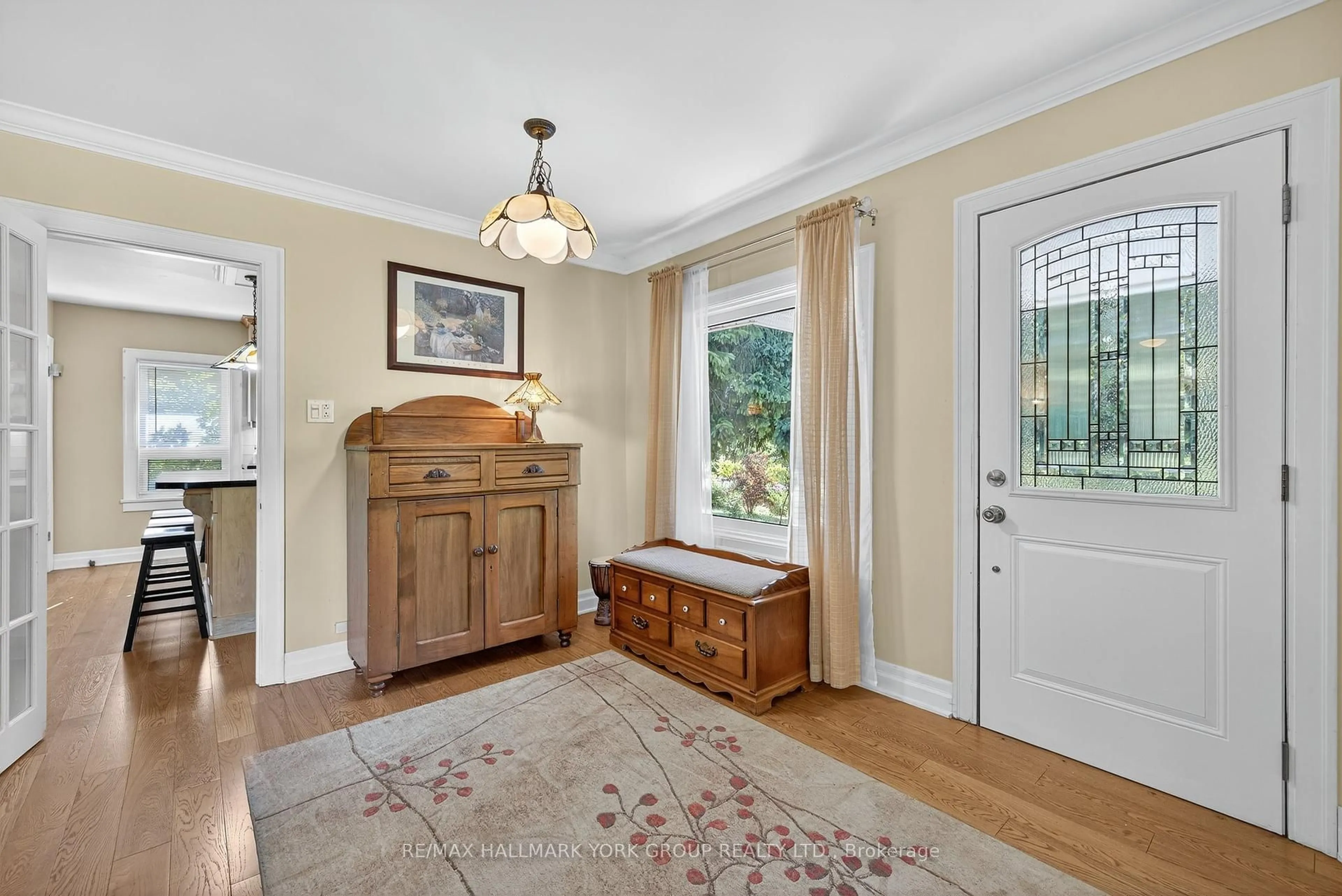 Indoor entryway for 40 Kennedy St, Aurora Ontario L4G 1C1