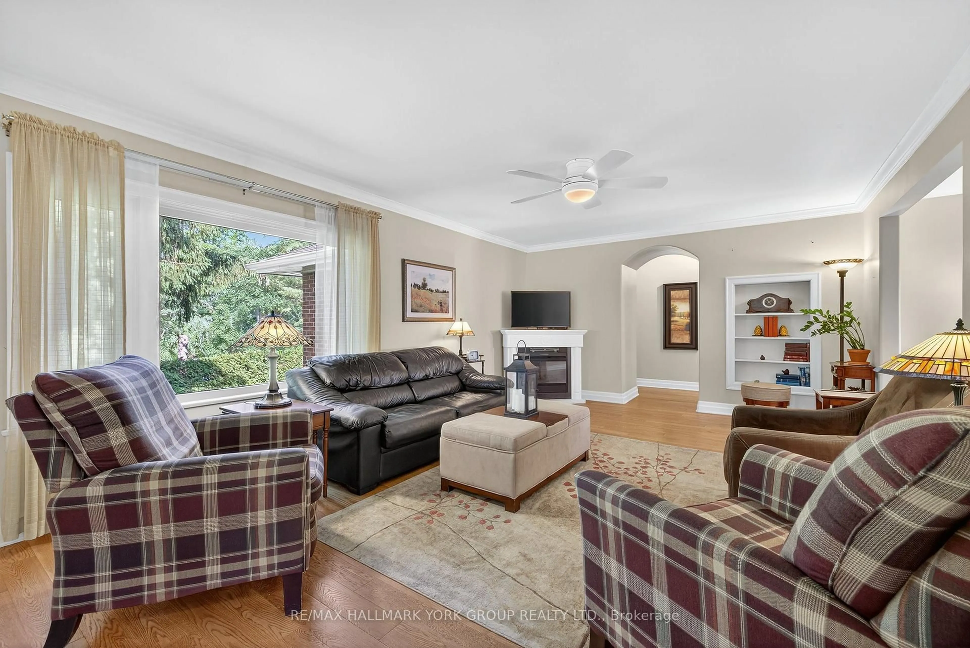 Living room with furniture, unknown for 40 Kennedy St, Aurora Ontario L4G 1C1