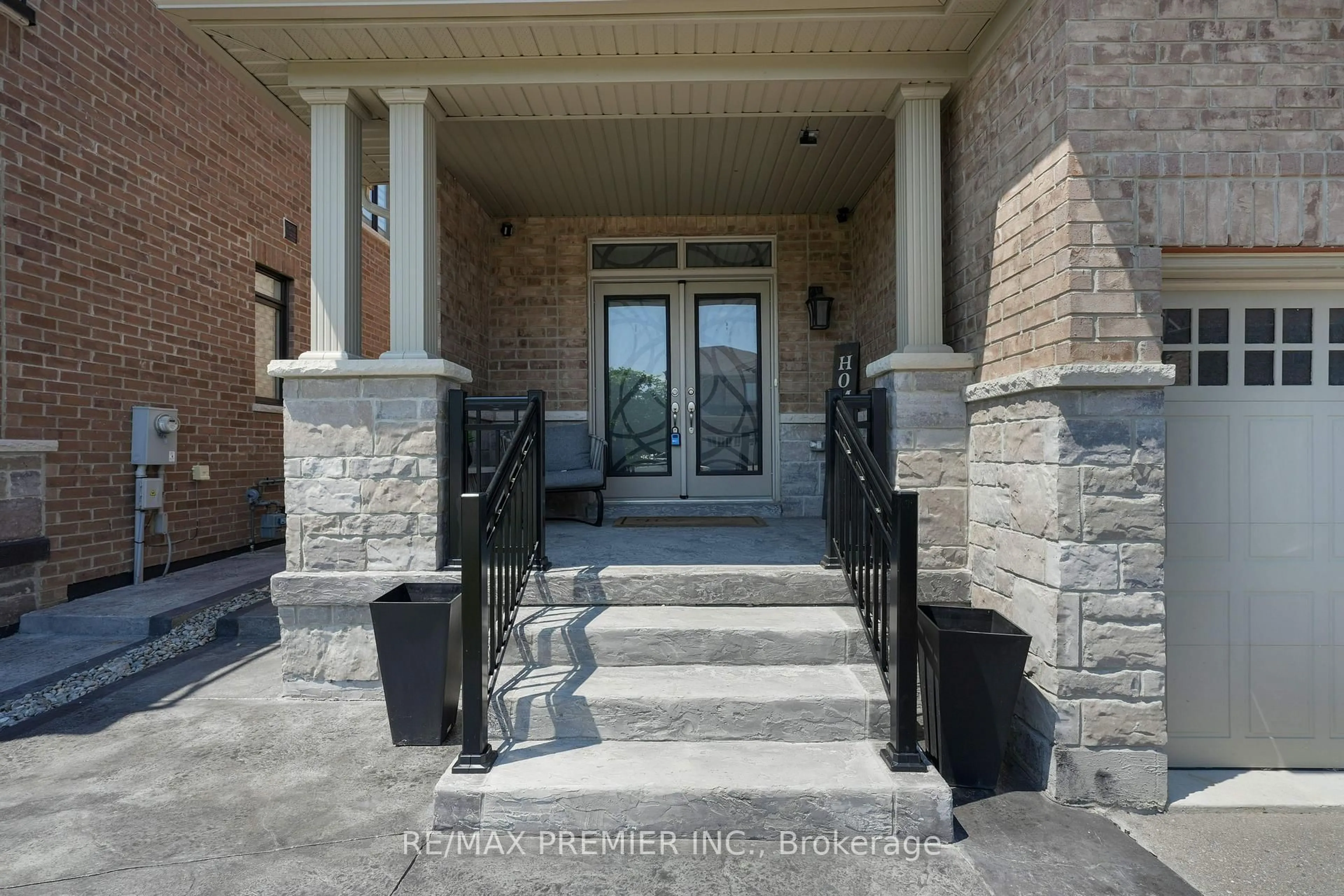 Indoor entryway for 297 Inverness Way, Bradford West Gwillimbury Ontario L3Z 2A8