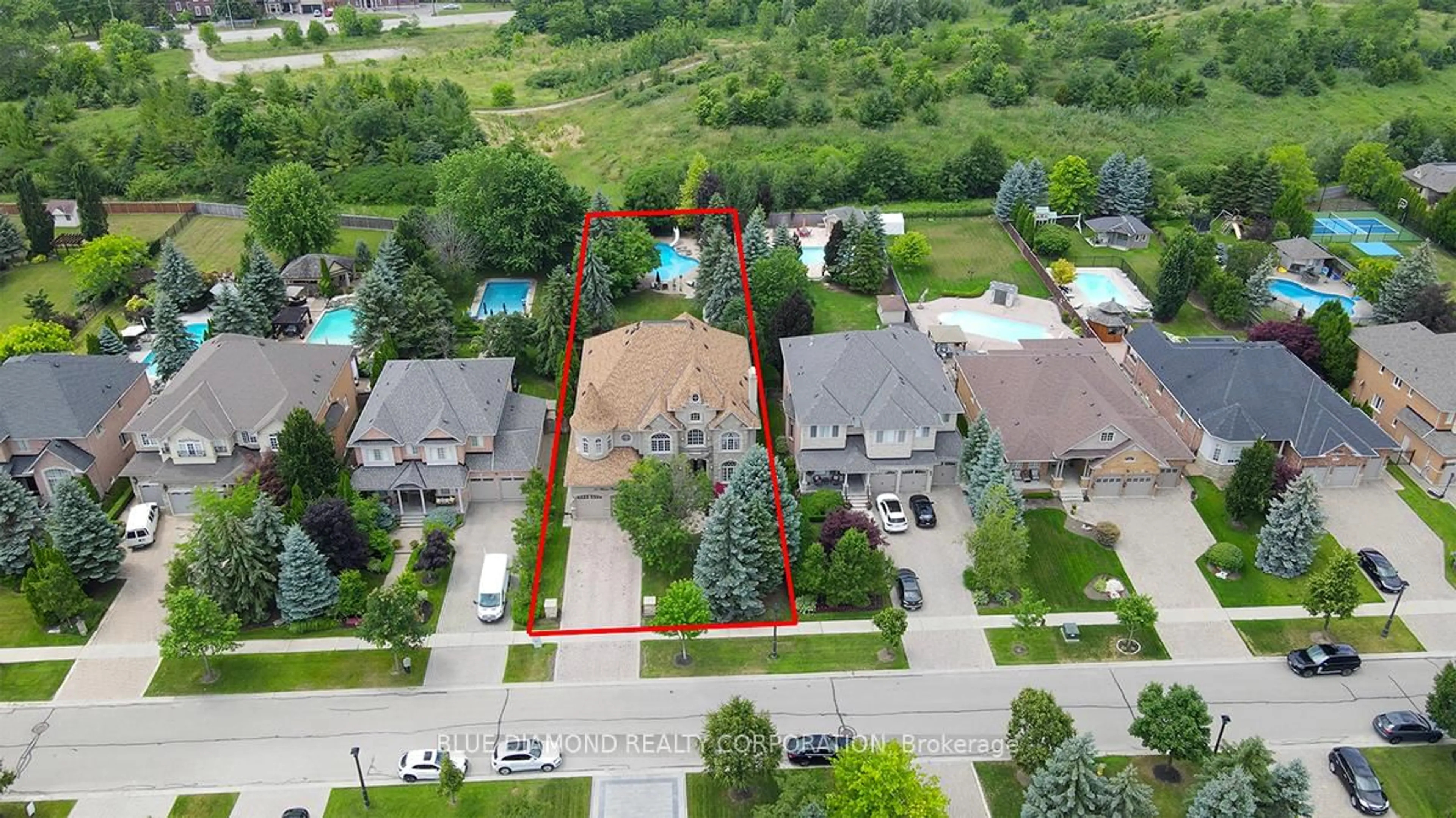 A pic from outside/outdoor area/front of a property/back of a property/a pic from drone, street for 56 Weaver Crt, Vaughan Ontario L0J 1C0