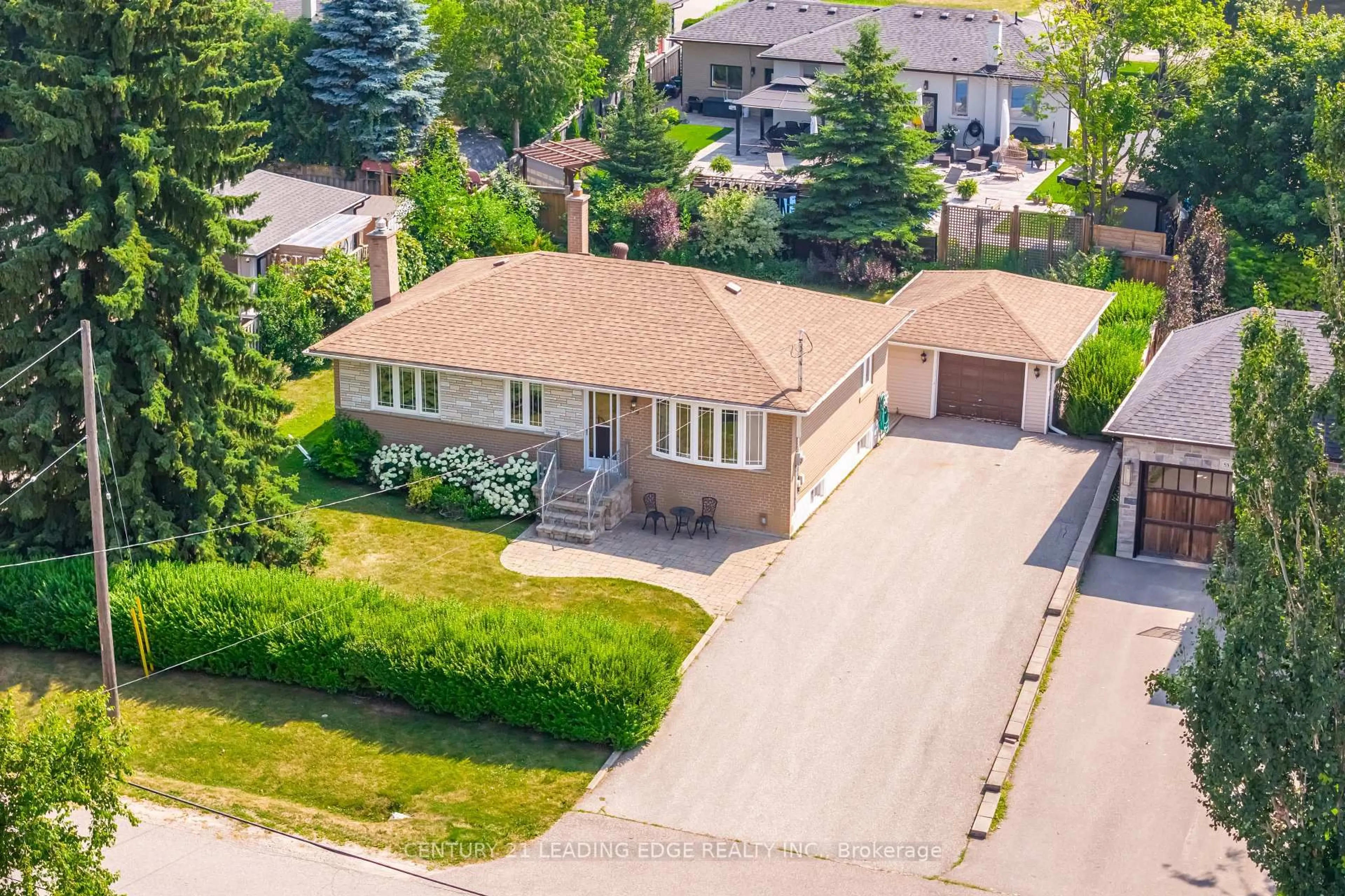 A pic from outside/outdoor area/front of a property/back of a property/a pic from drone, street for 59 Chinook Dr, King Ontario L0G 1N0