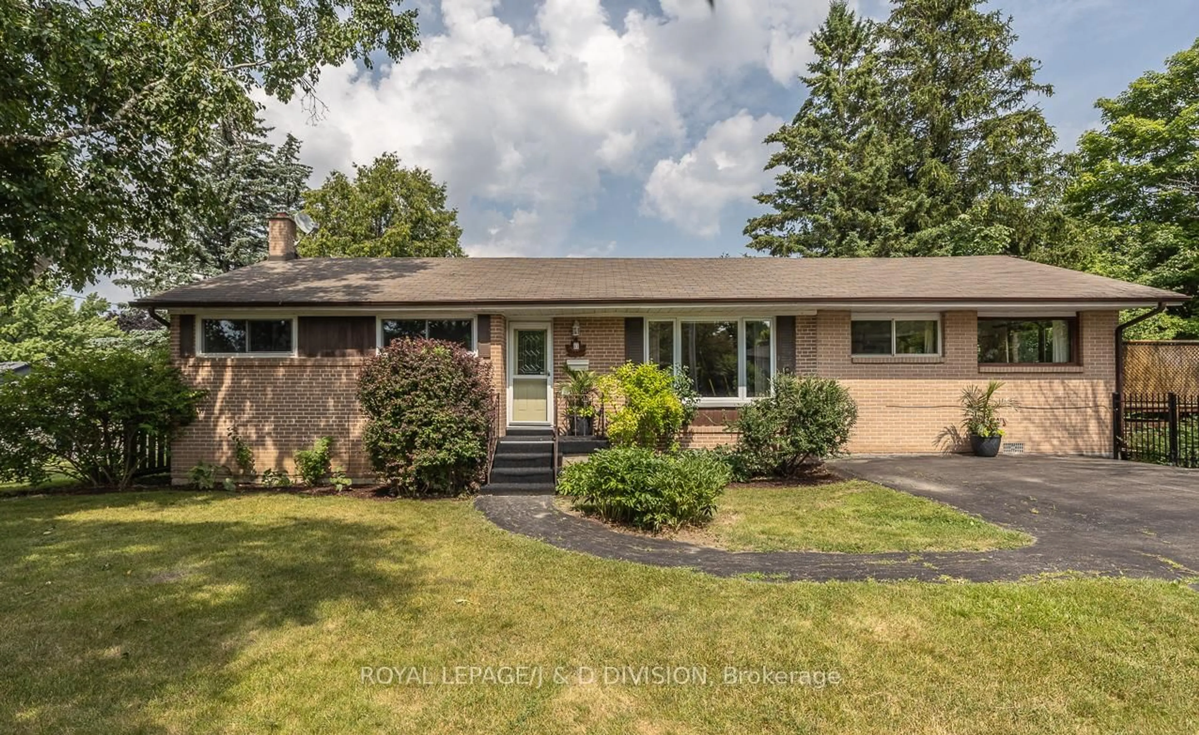 Home with brick exterior material, street for 87 Child Dr, Aurora Ontario L4G 1Y8