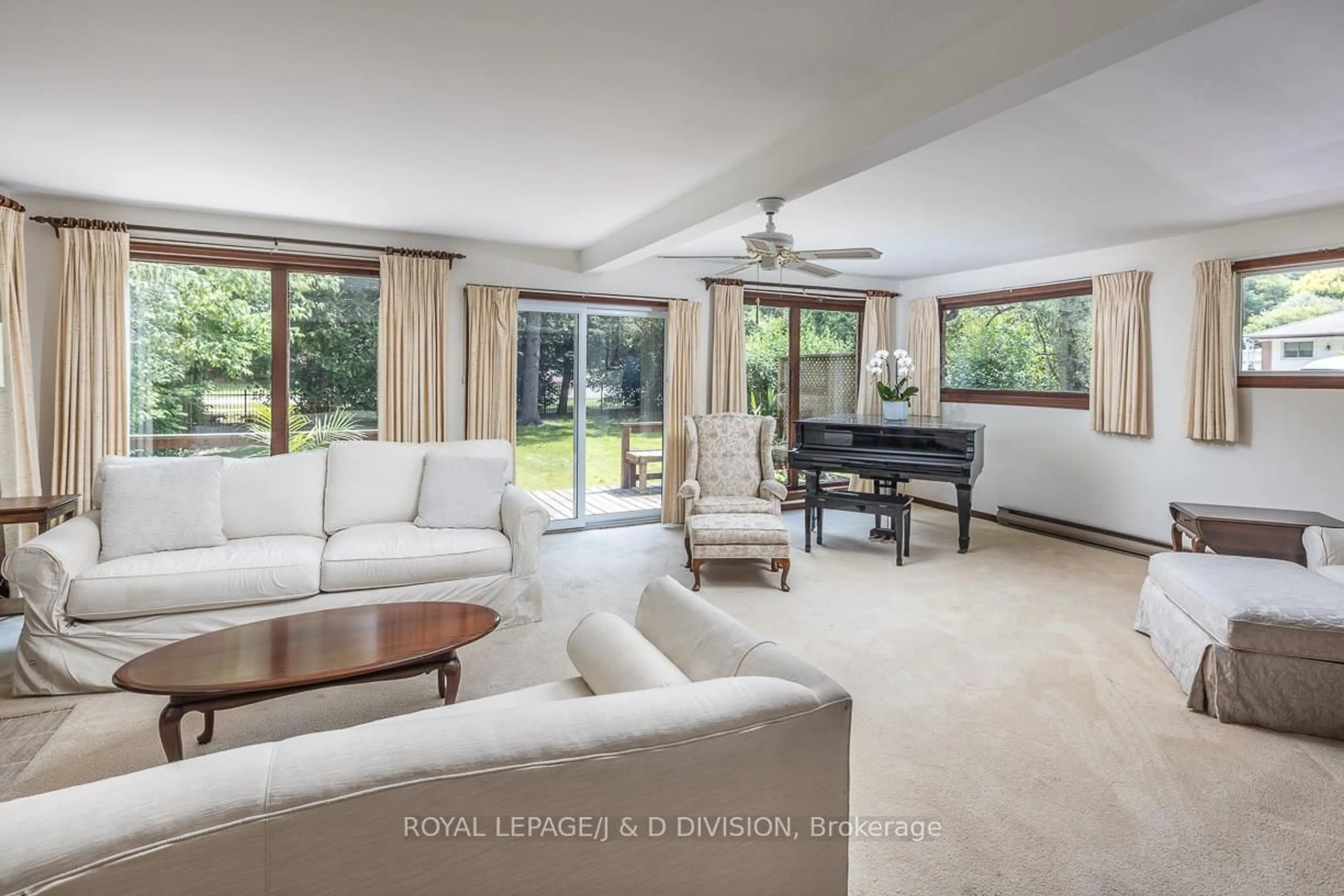 Living room with furniture, unknown for 87 Child Dr, Aurora Ontario L4G 1Y8
