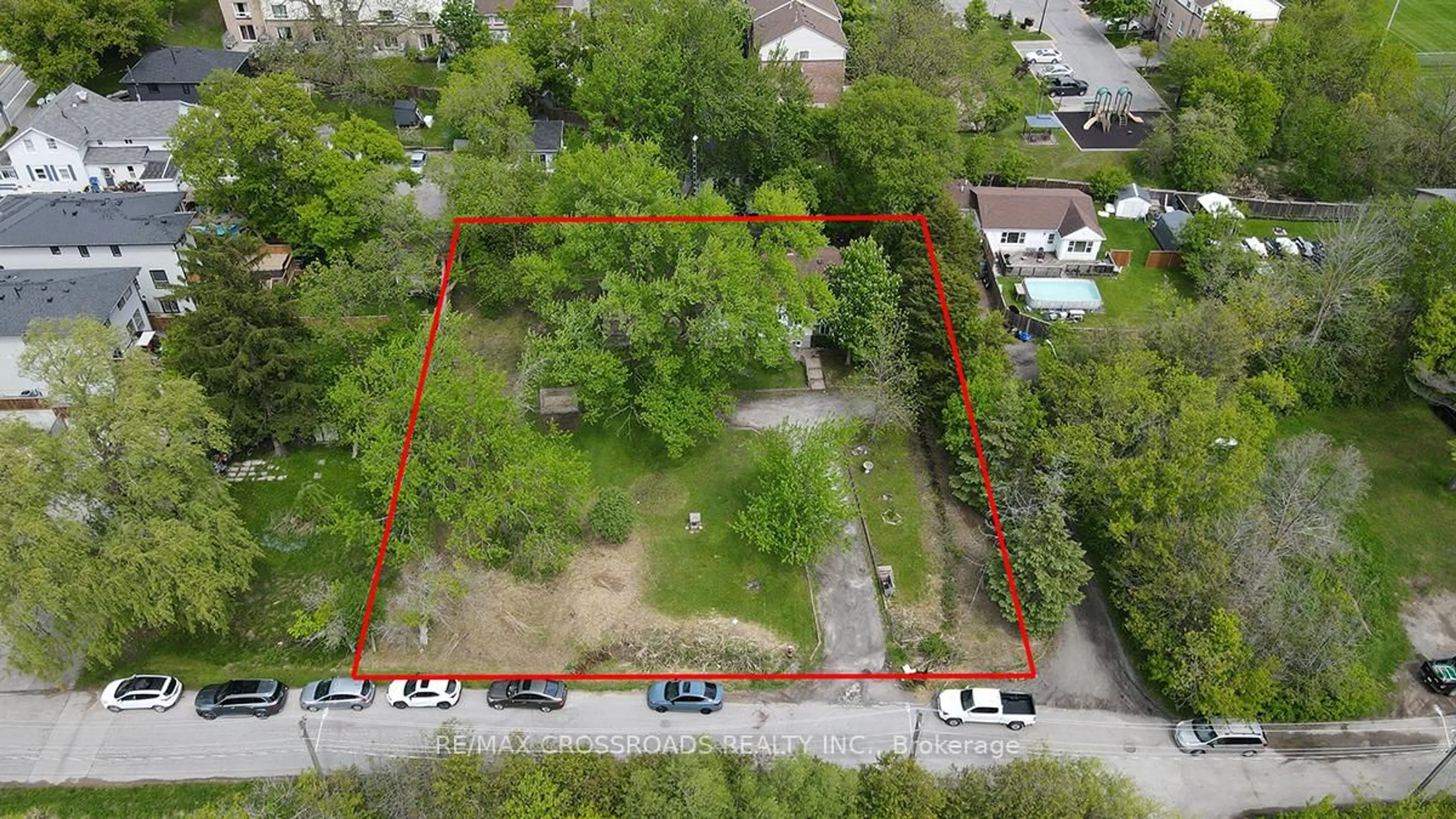 A pic from outside/outdoor area/front of a property/back of a property/a pic from drone, street for 175 Mary St, Newmarket Ontario L3Y 3P9