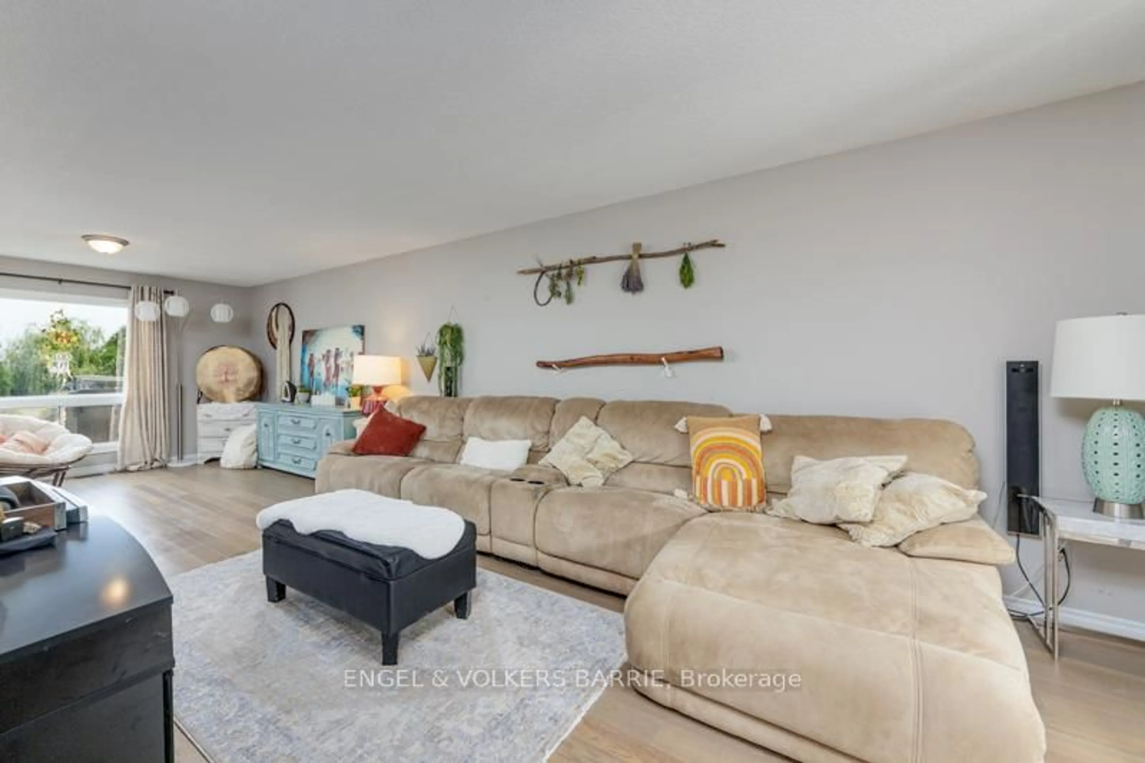 Living room with furniture, unknown for 2294 Webb St, Innisfil Ontario L9S 1K7