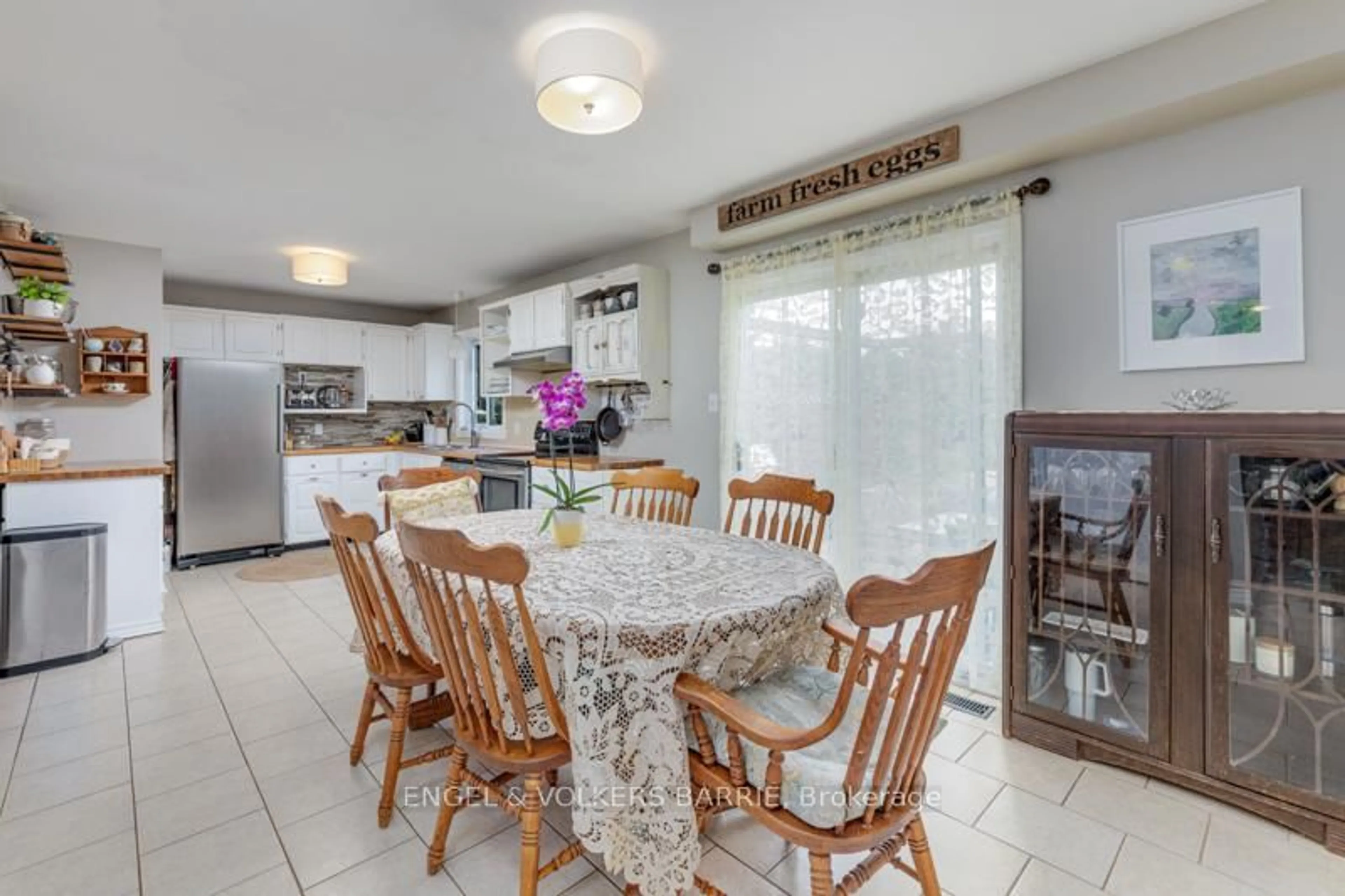 Dining room, ceramic/tile floor for 2294 Webb St, Innisfil Ontario L9S 1K7