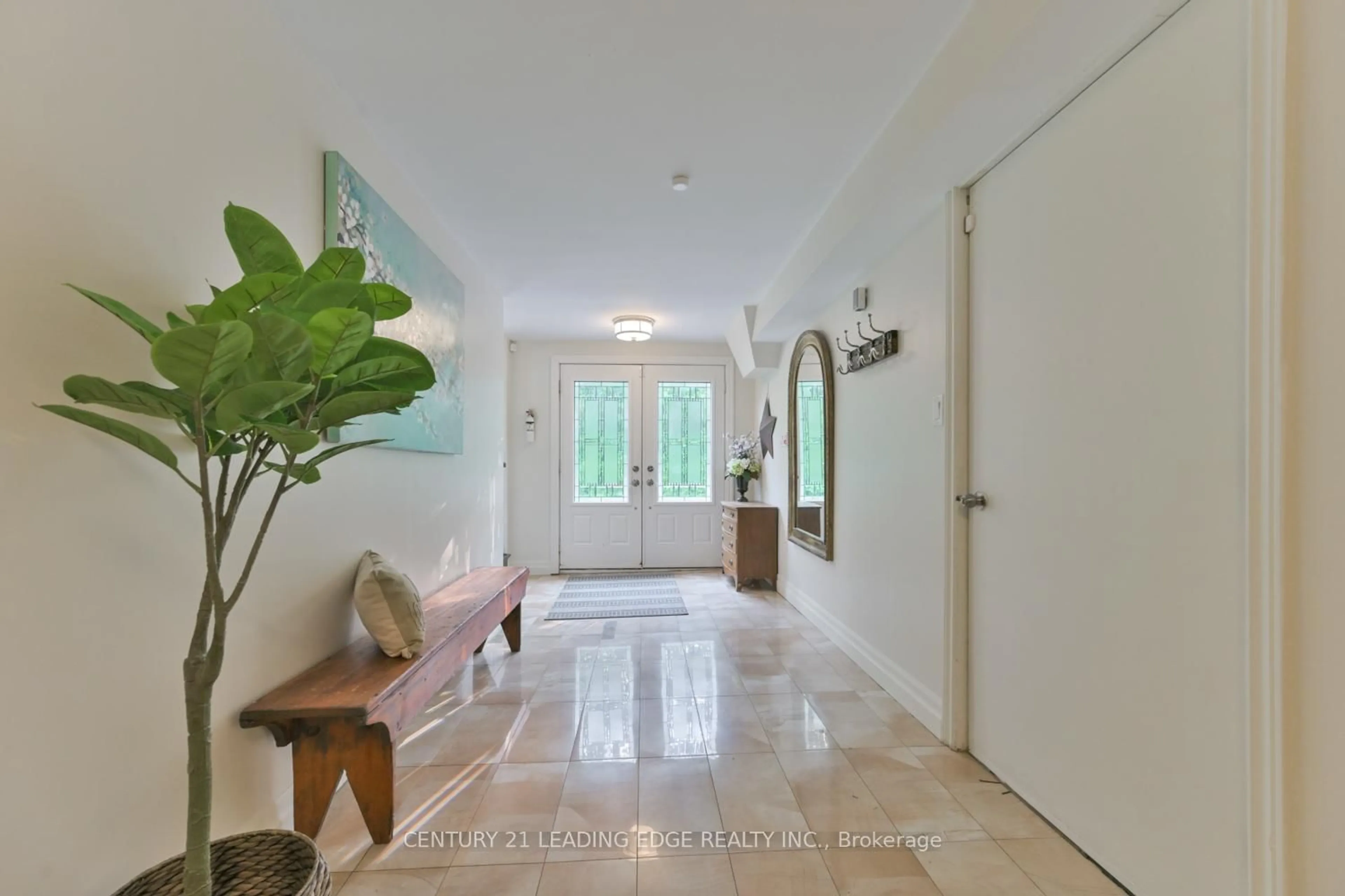 Indoor foyer for 5845 Aurora Rd, Whitchurch-Stouffville Ontario L4A 7X4