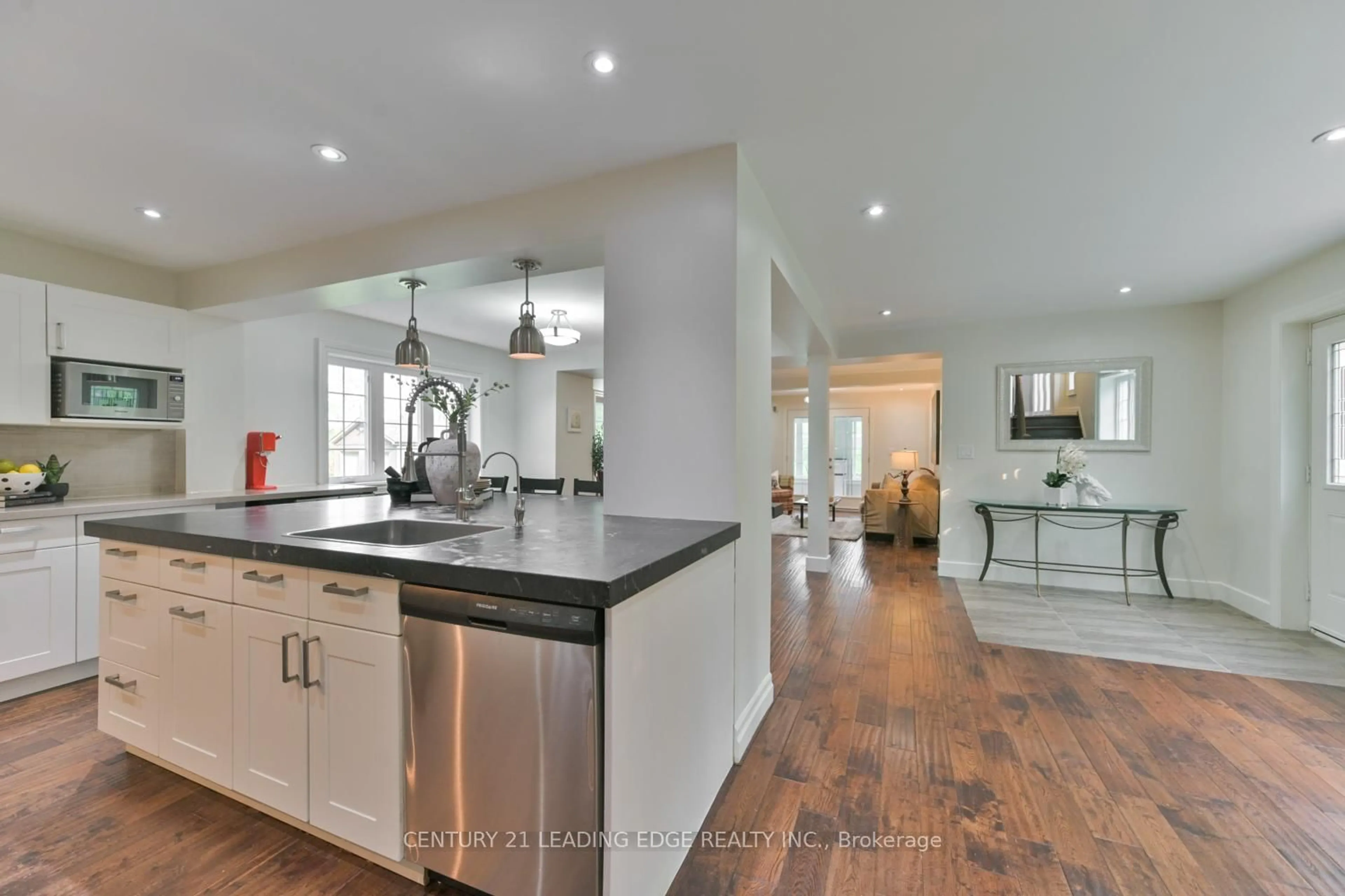 Open concept kitchen, unknown for 5845 Aurora Rd, Whitchurch-Stouffville Ontario L4A 7X4