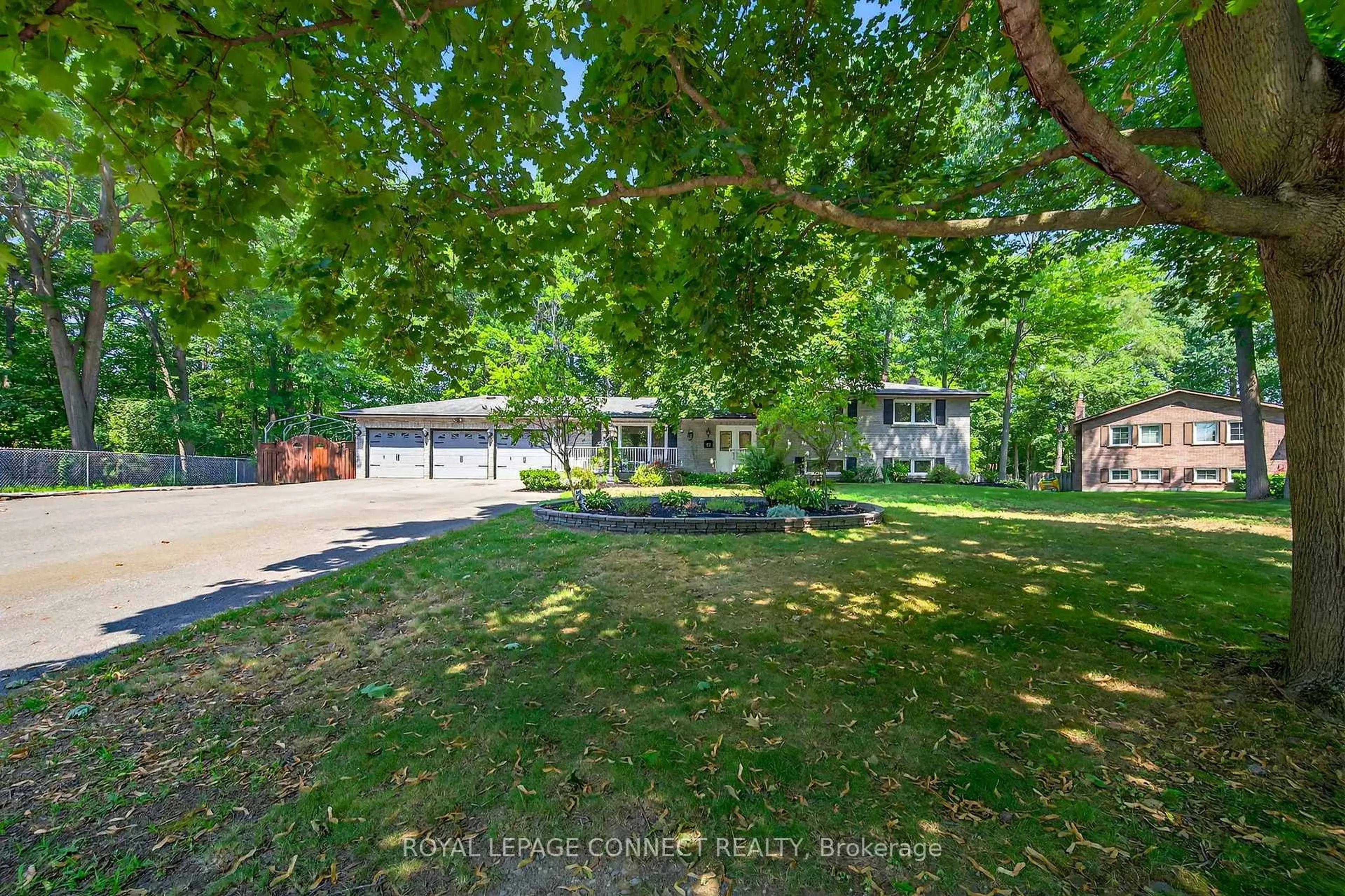 A pic from outside/outdoor area/front of a property/back of a property/a pic from drone, unknown for 10 Donaldson Rd, East Gwillimbury Ontario L9N 1J2