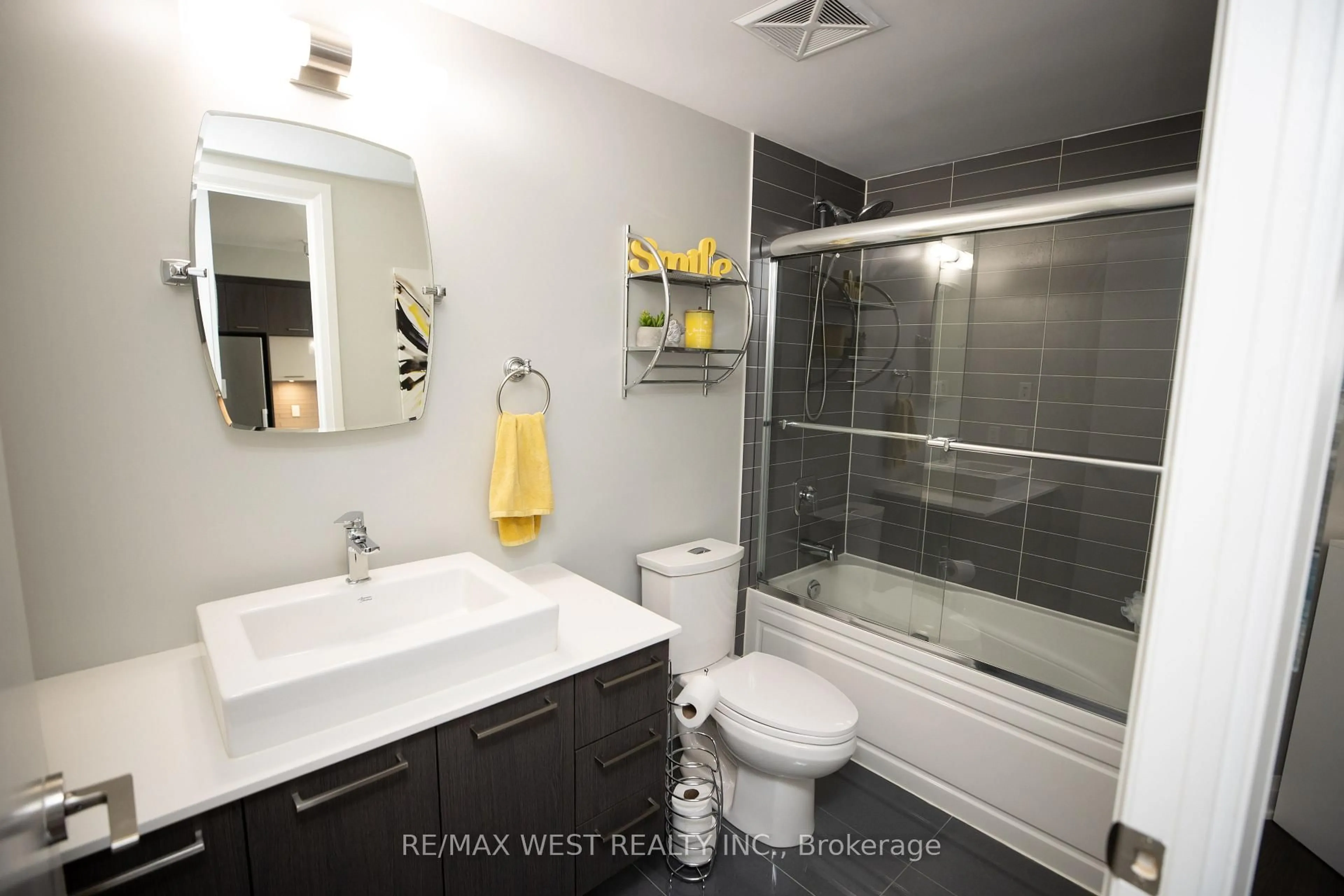 Standard bathroom, ceramic/tile floor for 4800 Hwy 7 Rd #222, Vaughan Ontario L4L 1H8