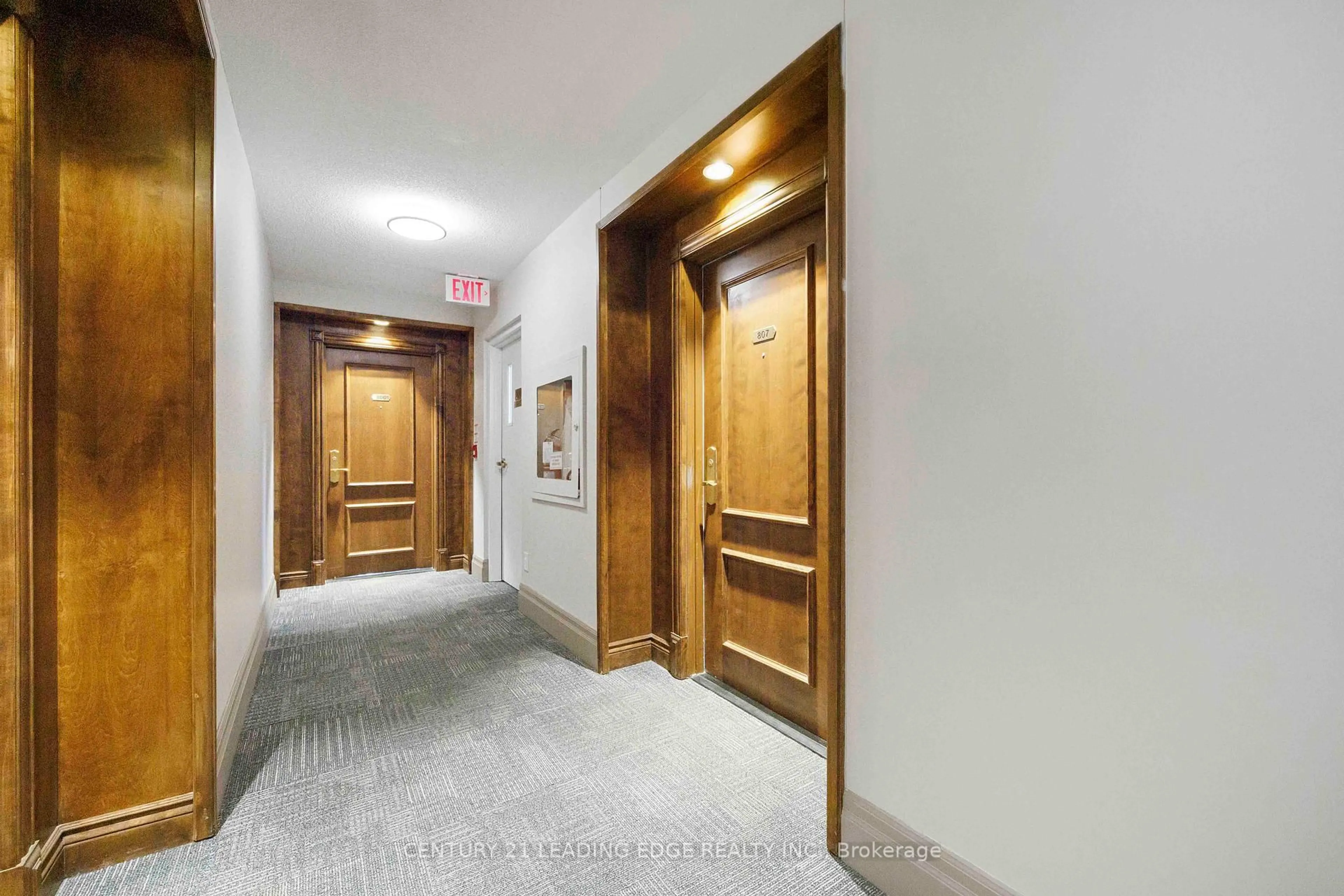 Indoor foyer for 130 Pond Dr #807, Markham Ontario L3T 7W5