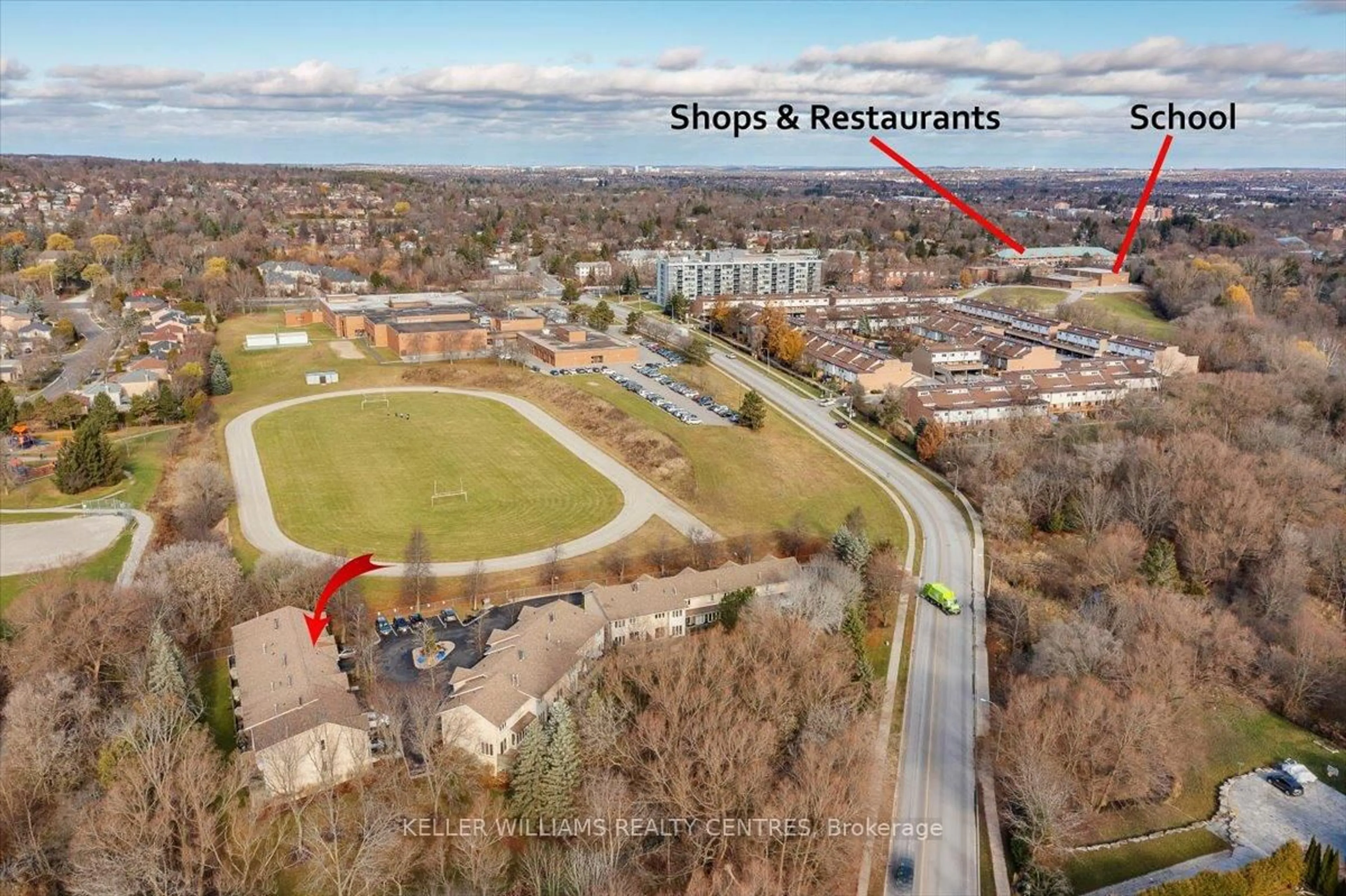 A pic from outside/outdoor area/front of a property/back of a property/a pic from drone, street for 35 Anderson Pl, Aurora Ontario L4G 6G4