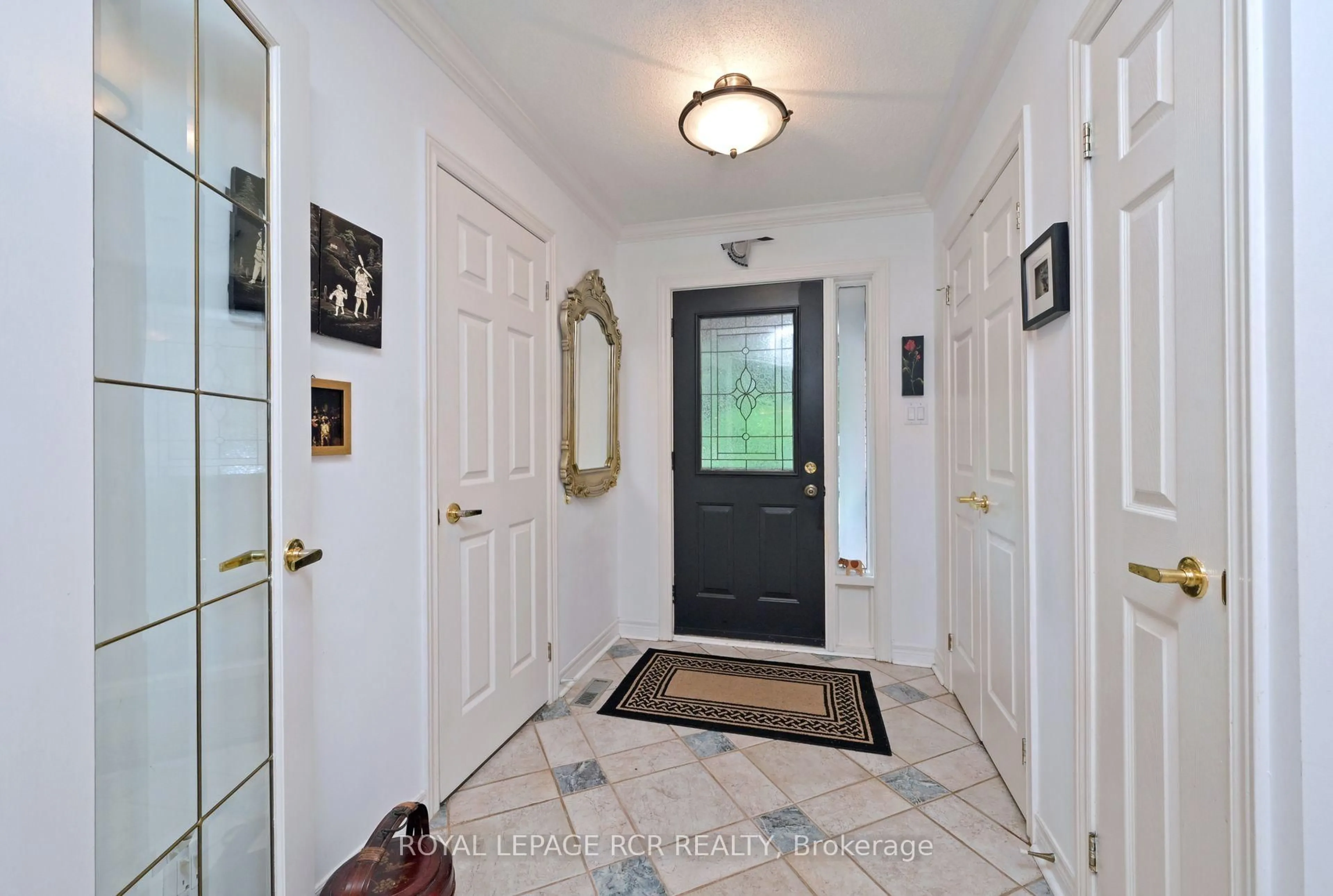 Indoor entryway for 194 Green Briar Rd, New Tecumseth Ontario L9R 1Y1
