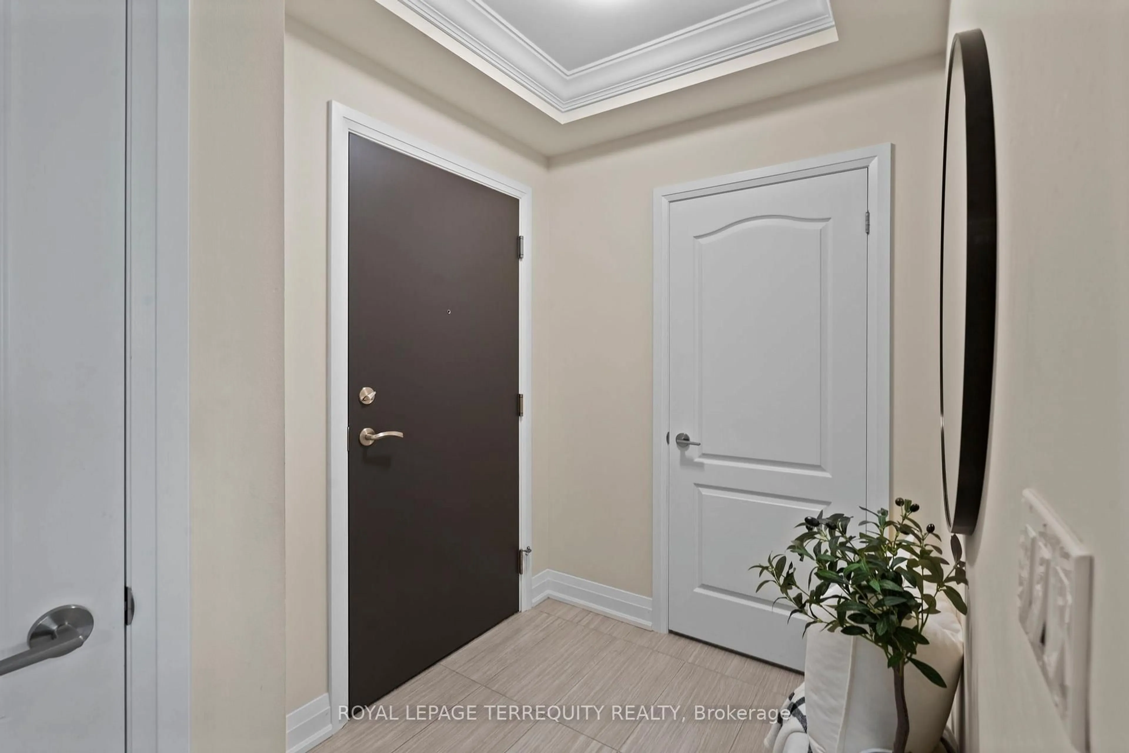 Indoor entryway for 25 Baker Hill Blvd #207, Whitchurch-Stouffville Ontario L4A 4R5