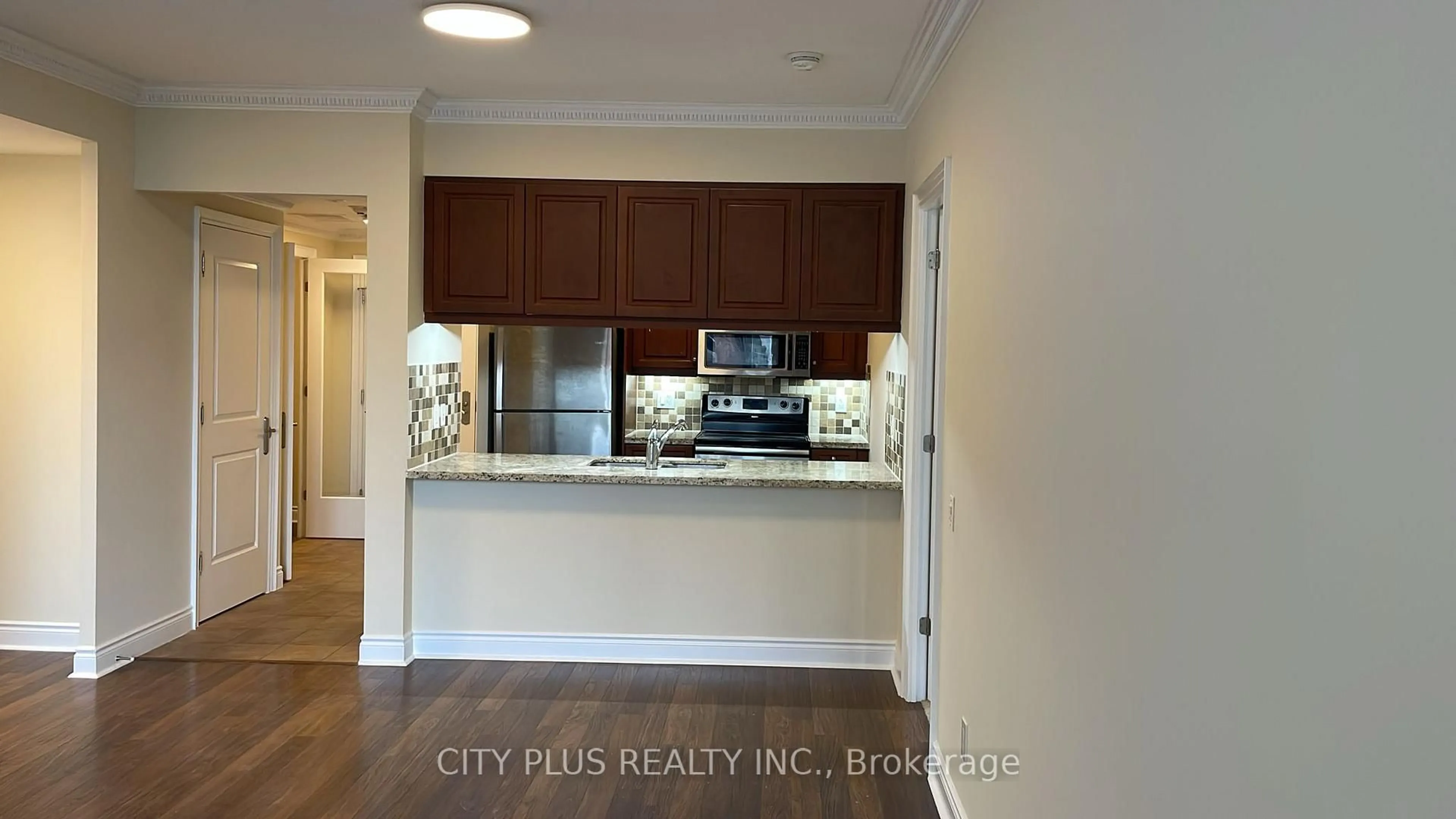Open concept kitchen, wood/laminate floor for 10101 Yonge St #409, Richmond Hill Ontario L4C 0V6