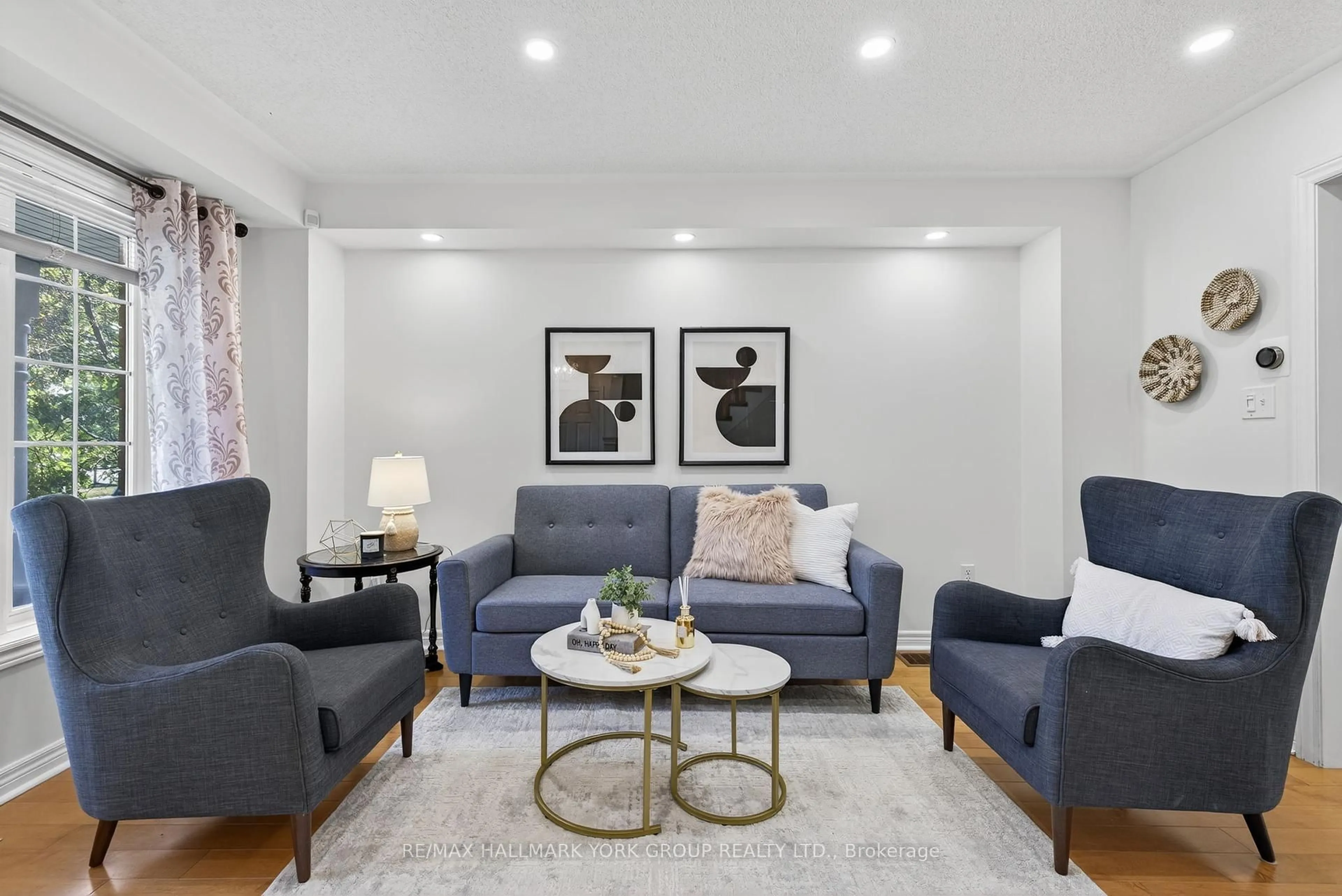 Living room with furniture, unknown for 393 Hollandview Tr, Aurora Ontario L4G 7M6