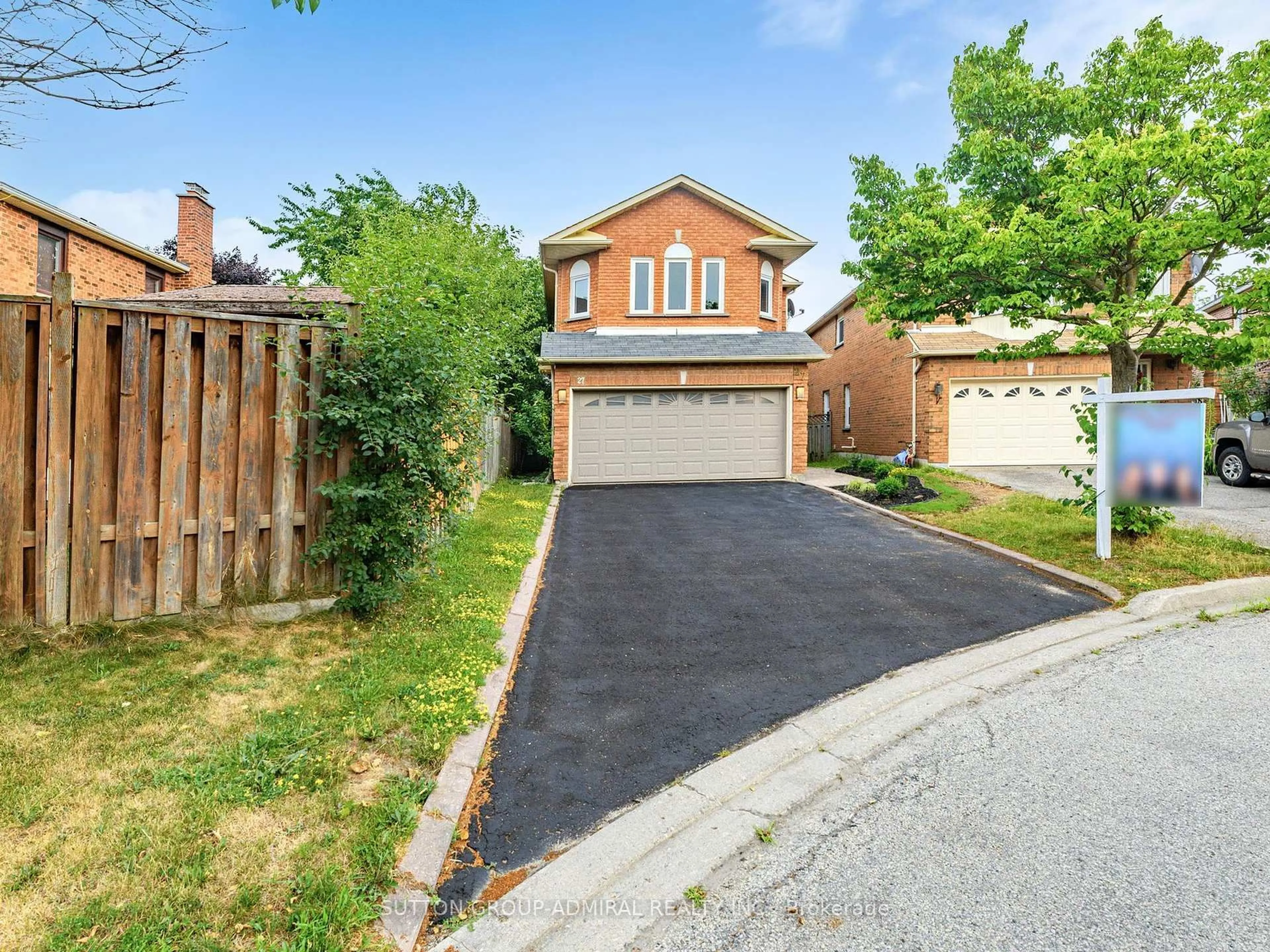 A pic from outside/outdoor area/front of a property/back of a property/a pic from drone, street for 27 Forestside Crt, Richmond Hill Ontario L4C 9V2