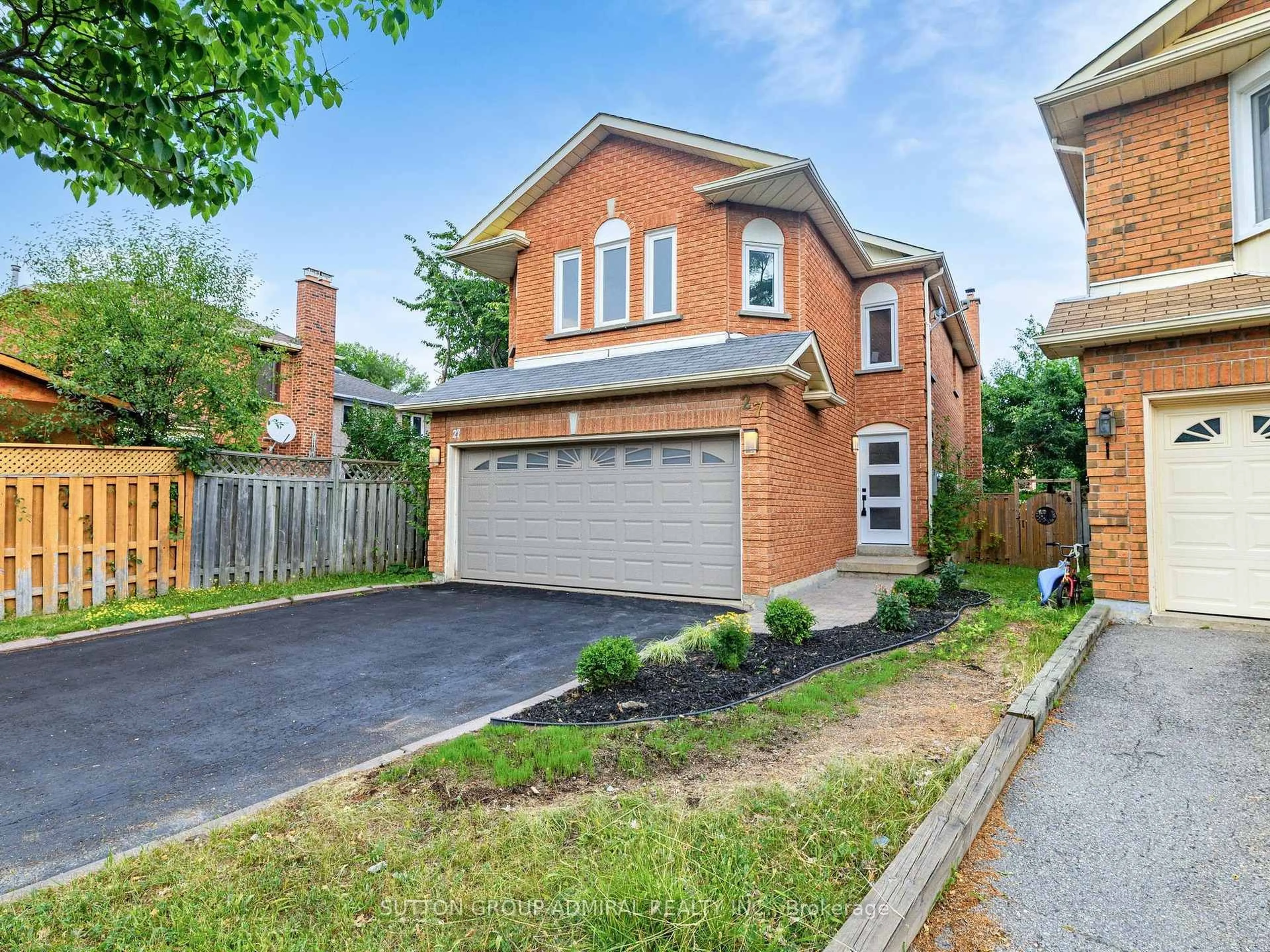 Home with brick exterior material, street for 27 Forestside Crt, Richmond Hill Ontario L4C 9V2