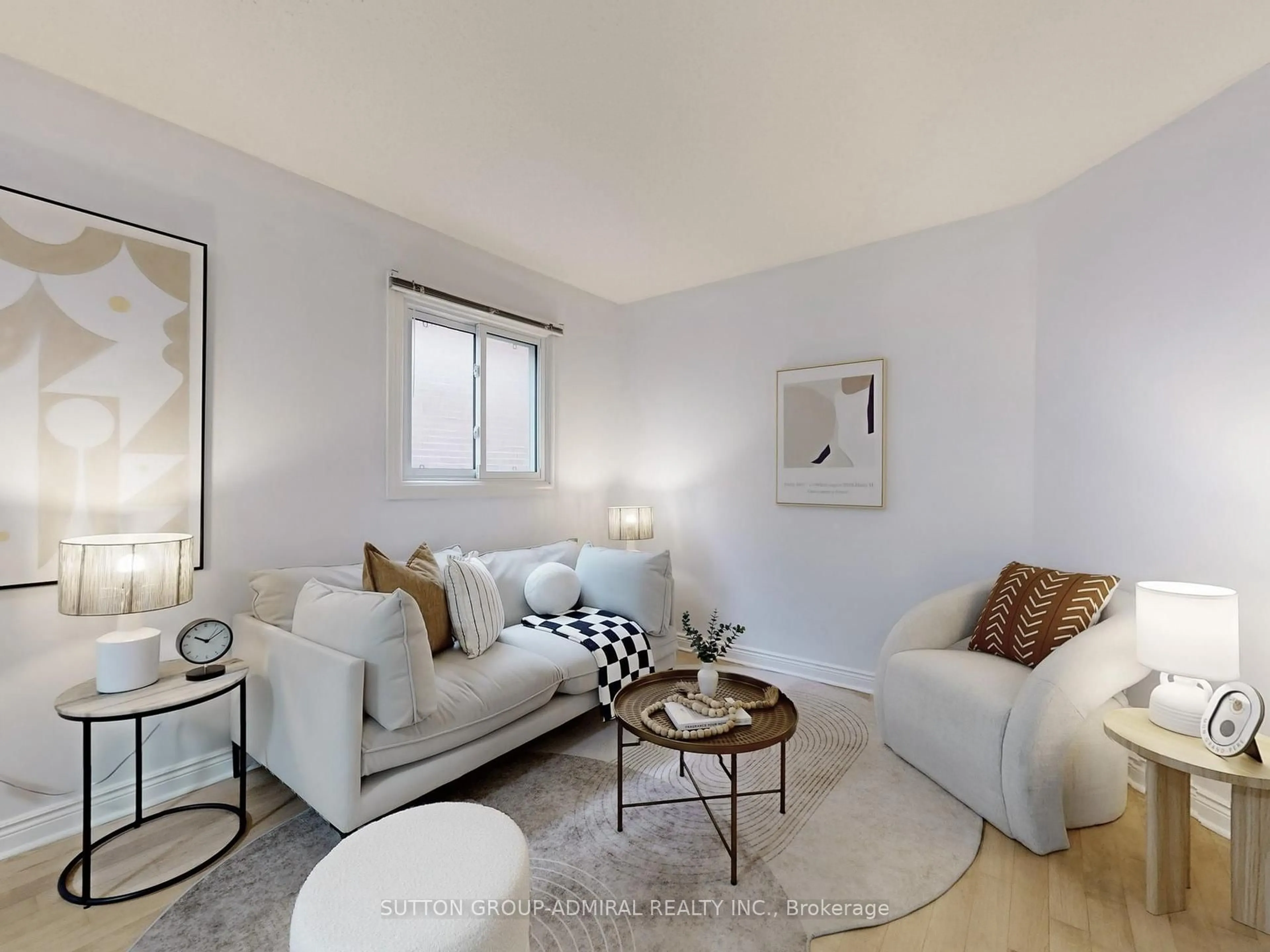 Living room with furniture, unknown for 27 Forestside Crt, Richmond Hill Ontario L4C 9V2