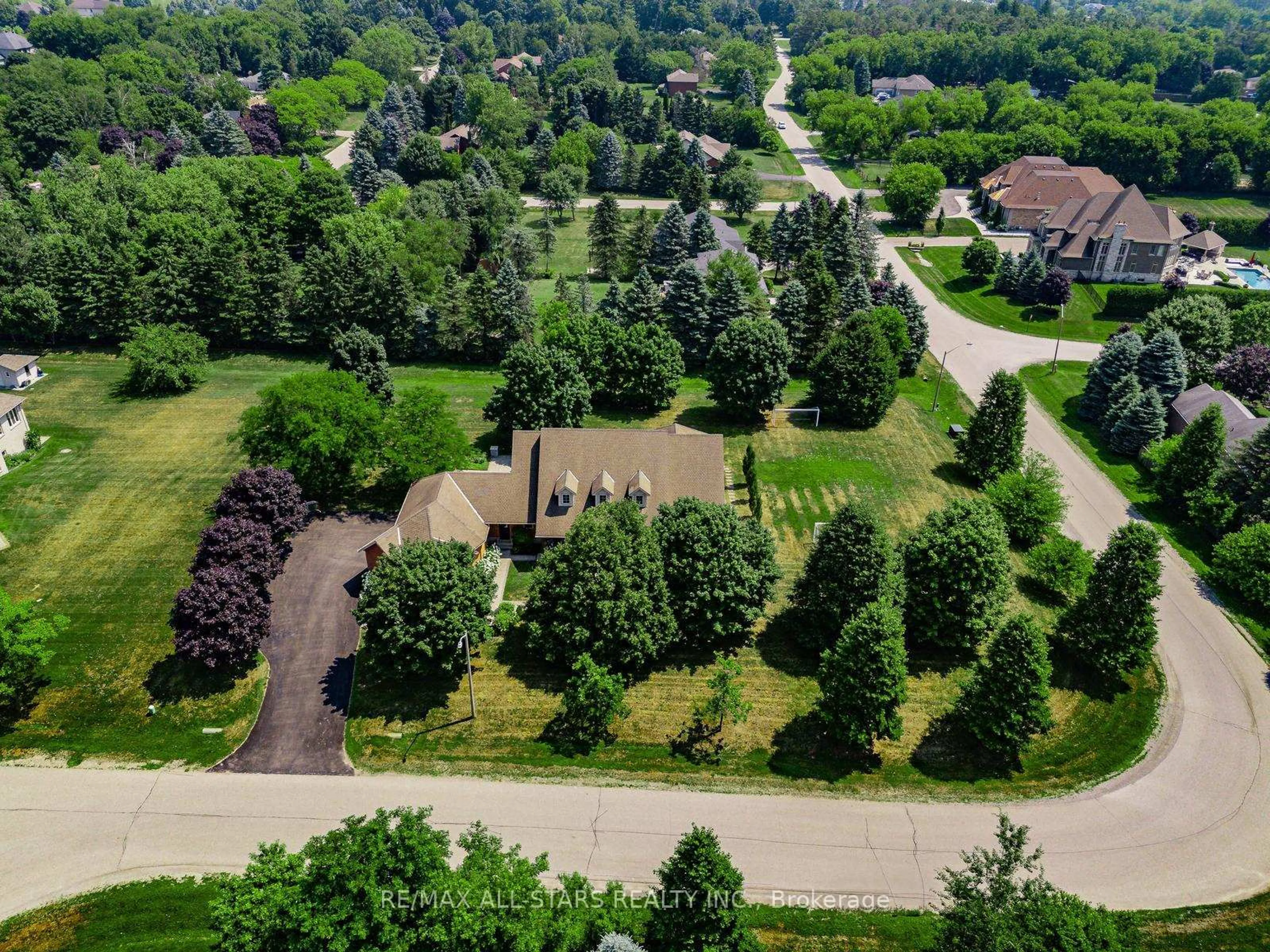 A pic from outside/outdoor area/front of a property/back of a property/a pic from drone, forest/trees view for 2 Robert Gray Rd, Whitchurch-Stouffville Ontario L4A 1M4