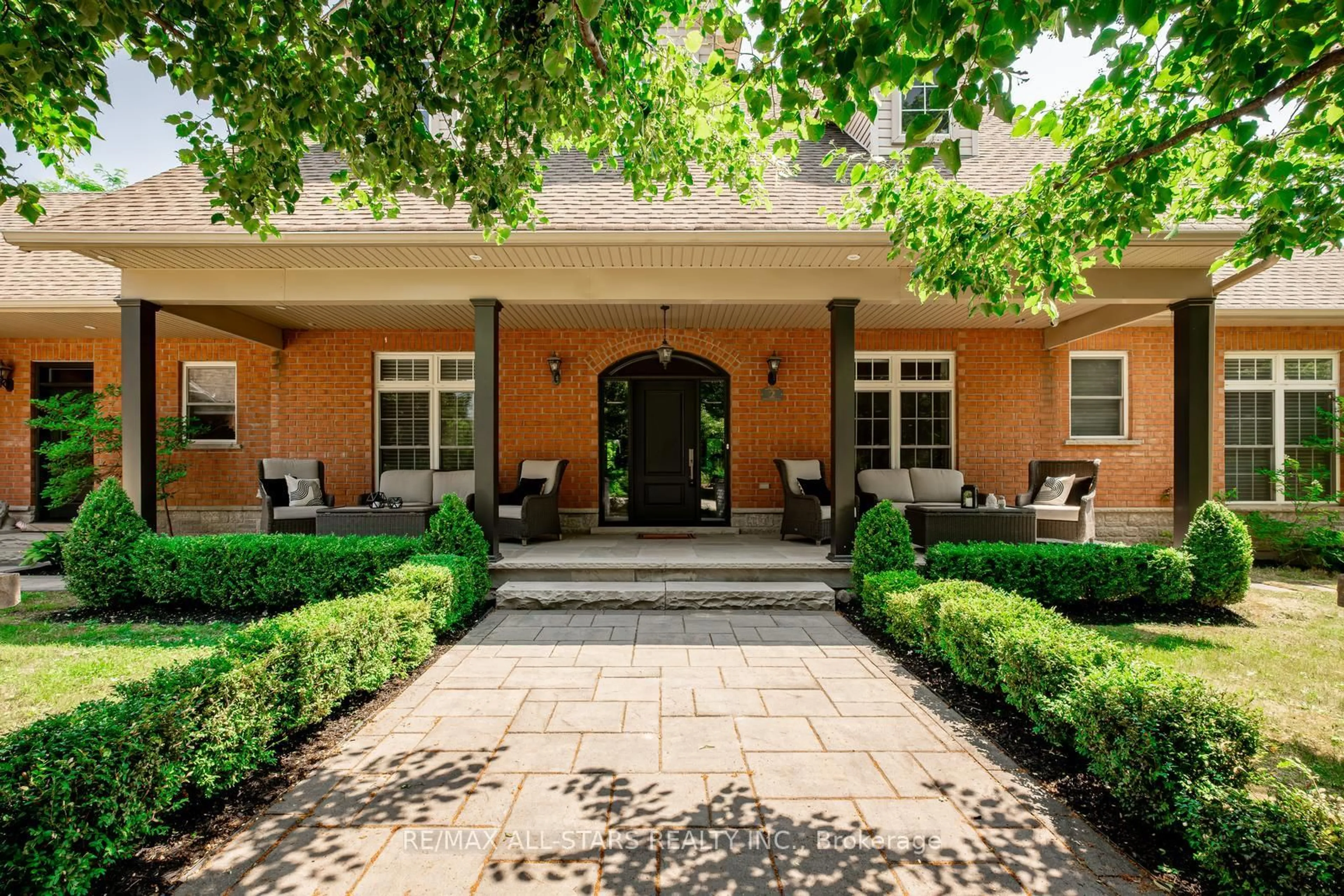Patio, street for 2 Robert Gray Rd, Whitchurch-Stouffville Ontario L4A 1M4