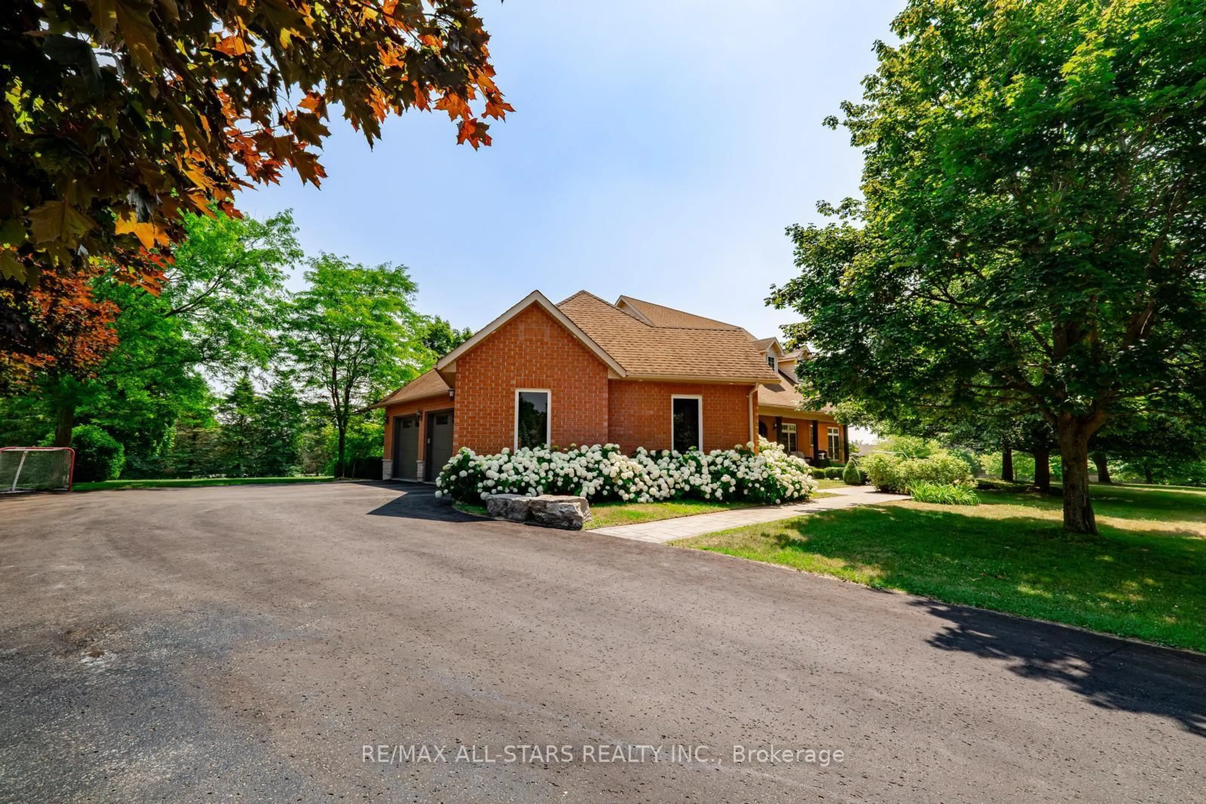 A pic from outside/outdoor area/front of a property/back of a property/a pic from drone, street for 2 Robert Gray Rd, Whitchurch-Stouffville Ontario L4A 1M4