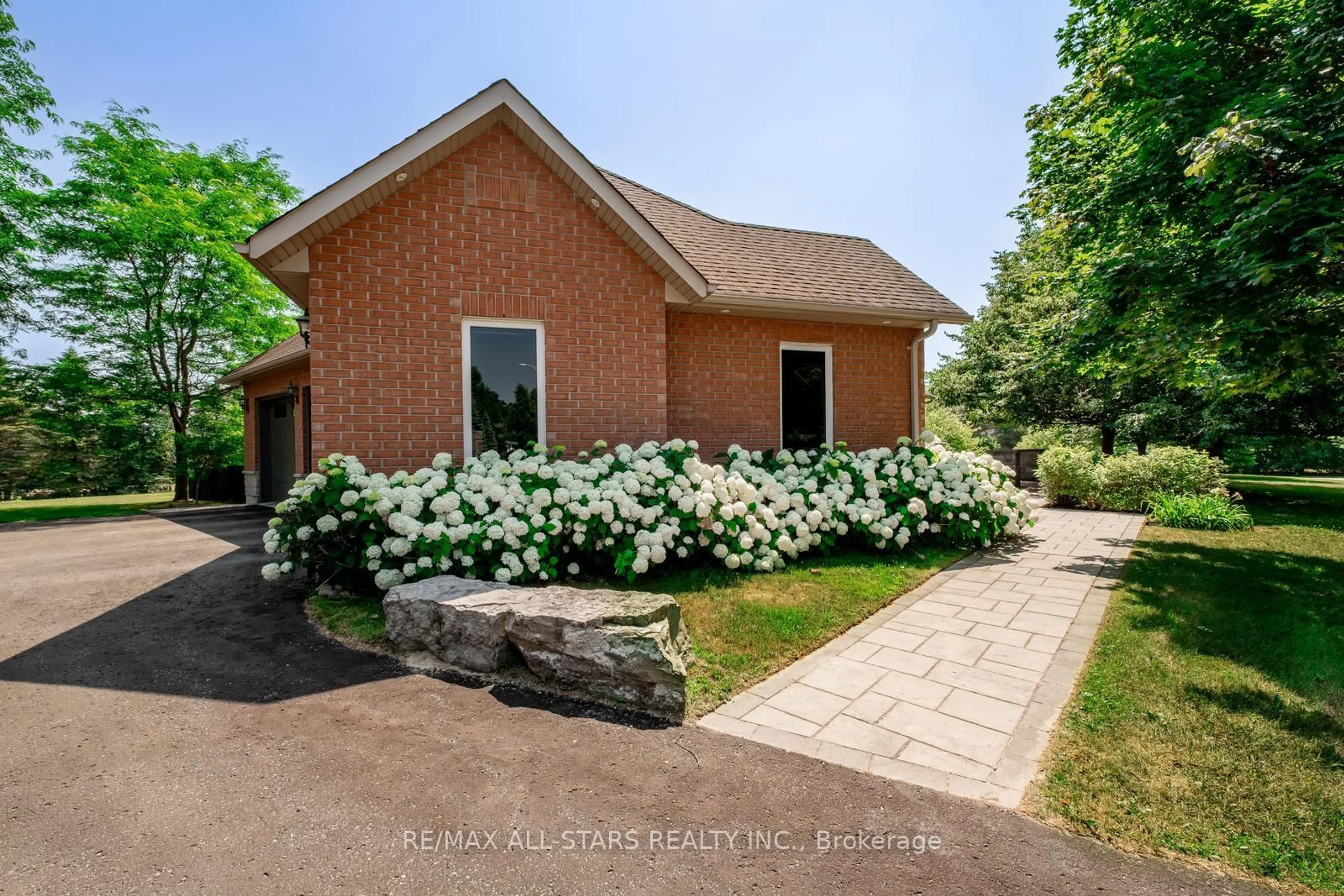 Home with brick exterior material, unknown for 2 Robert Gray Rd, Whitchurch-Stouffville Ontario L4A 1M4