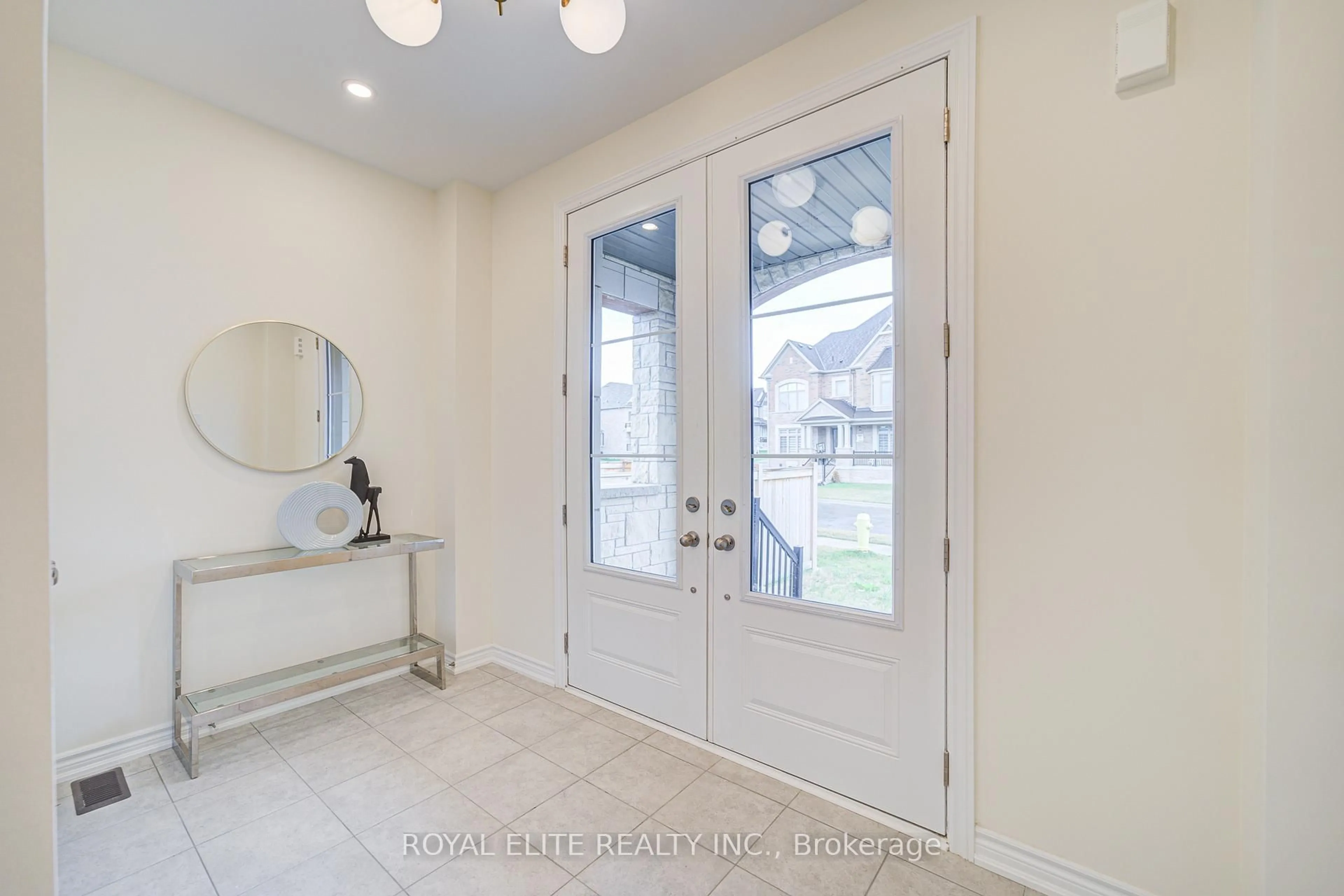 Indoor entryway for 6 Upbound Crt, East Gwillimbury Ontario L9N 0W1