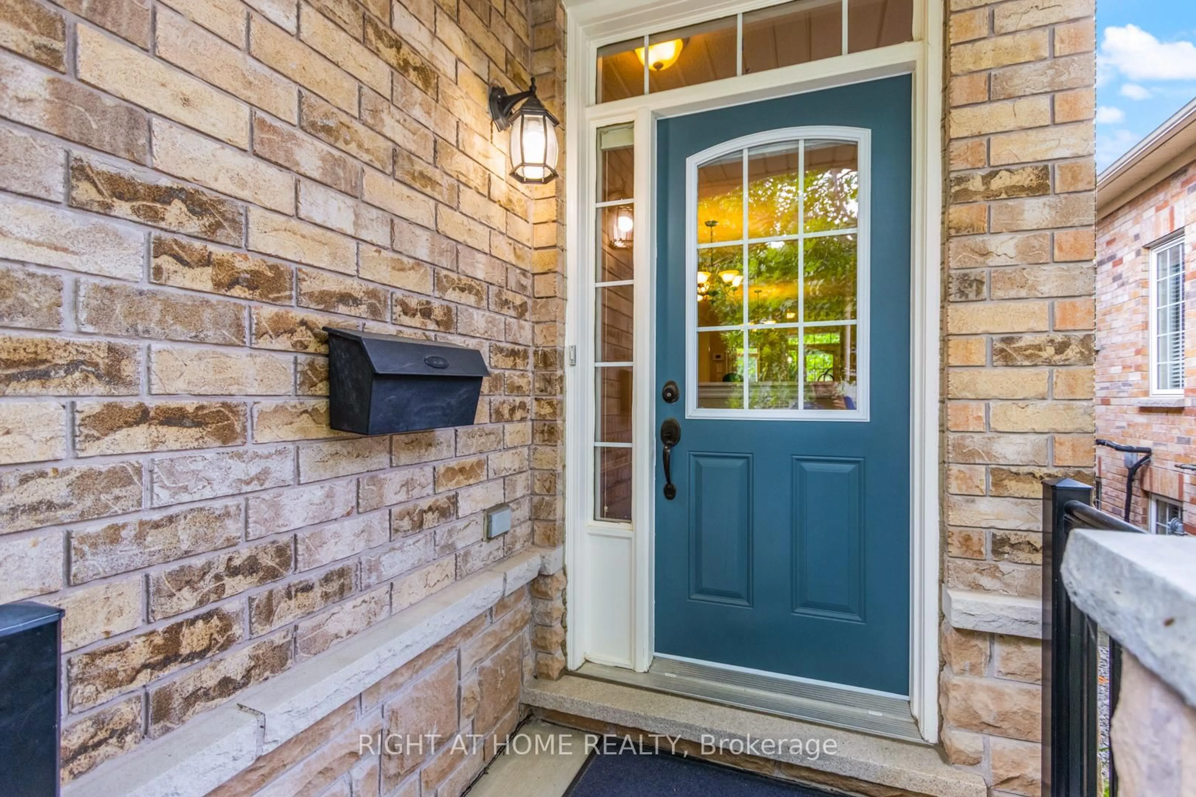 Indoor entryway for 607 Tapestry Lane, Newmarket Ontario L3X 3C9