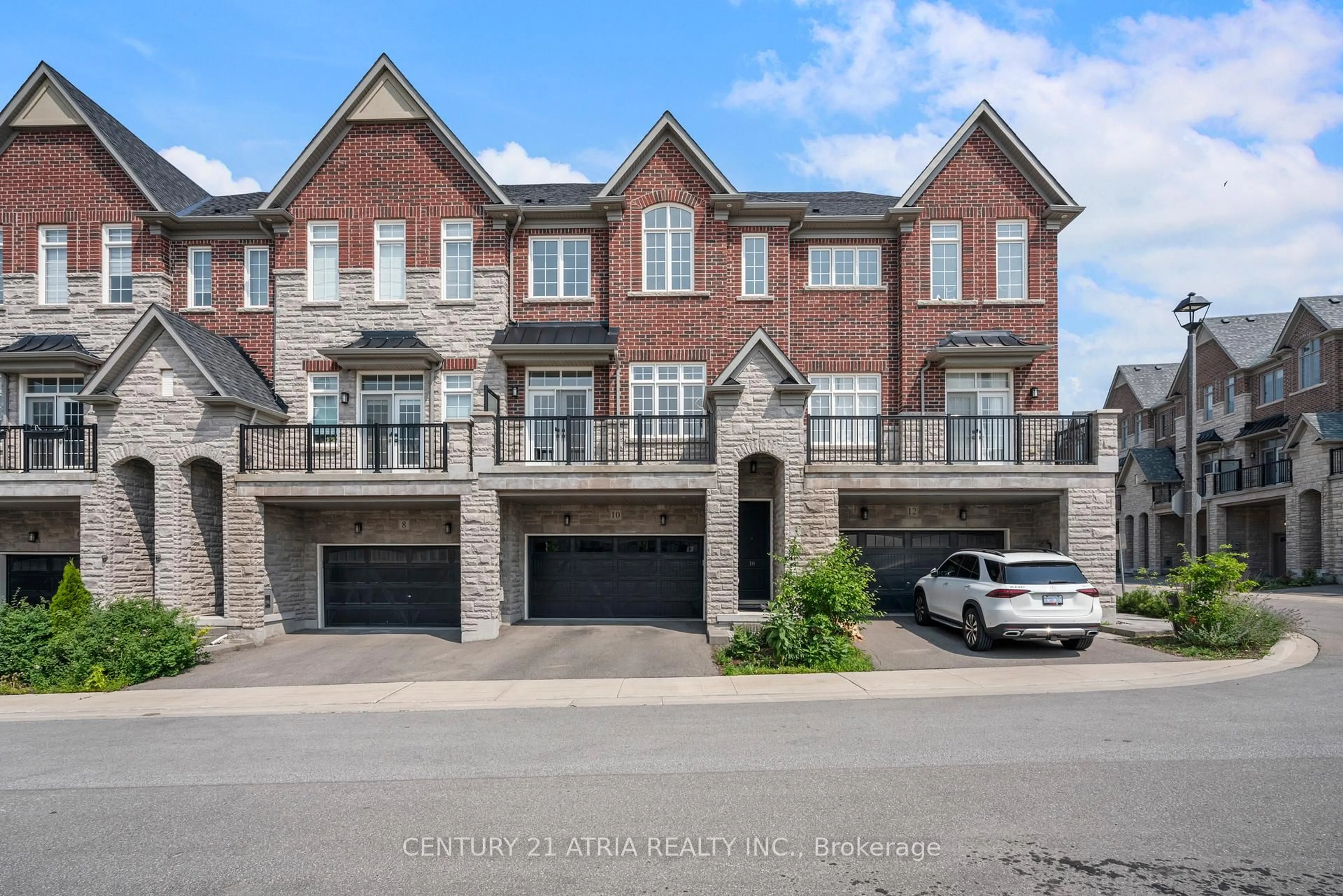 A pic from outside/outdoor area/front of a property/back of a property/a pic from drone, street for 10 Island Green Lane, Markham Ontario L6C 0Y7