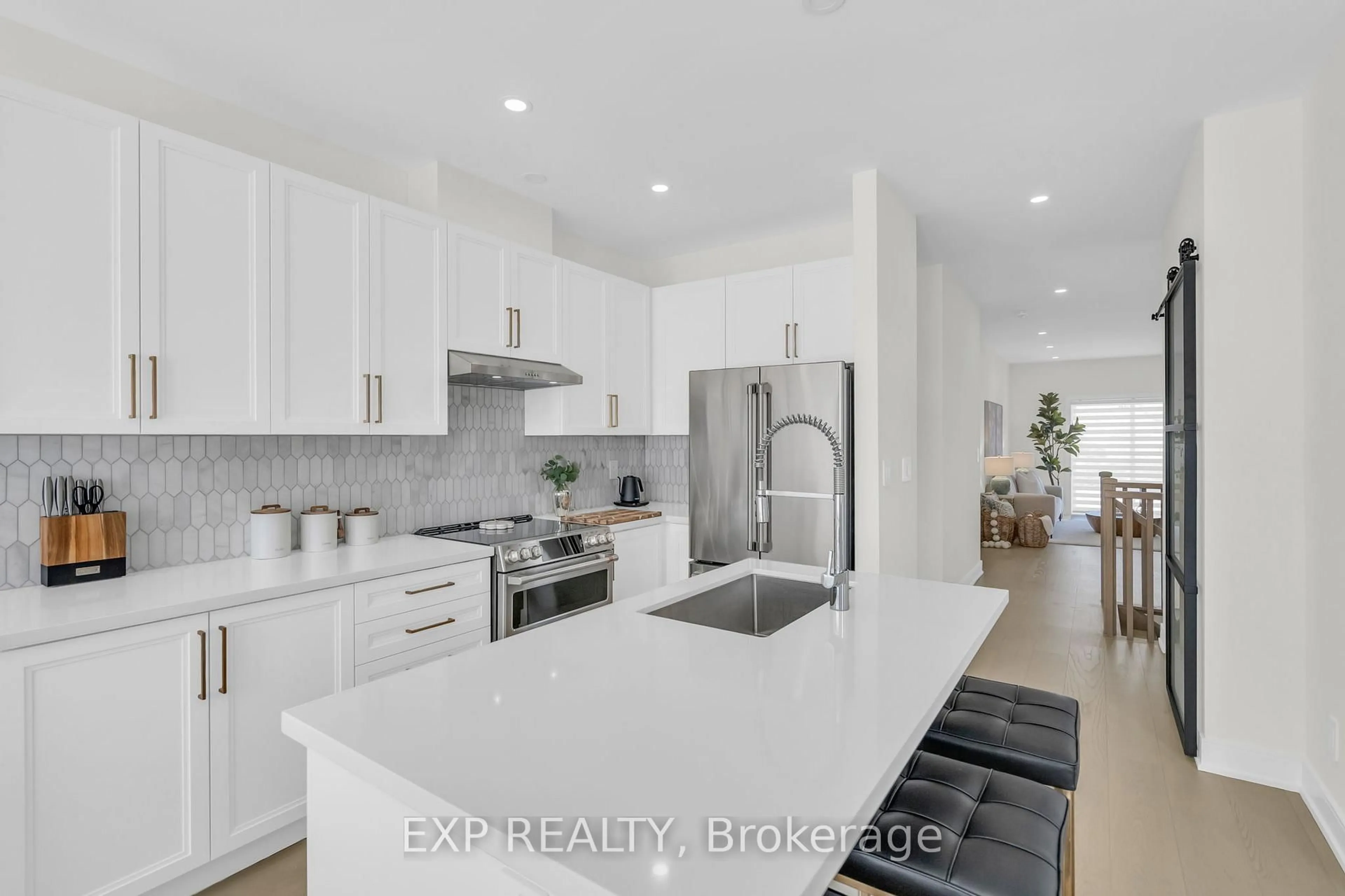 Open concept kitchen, ceramic/tile floor for 10 Palmira Dr, Georgina Ontario L0E 1R0