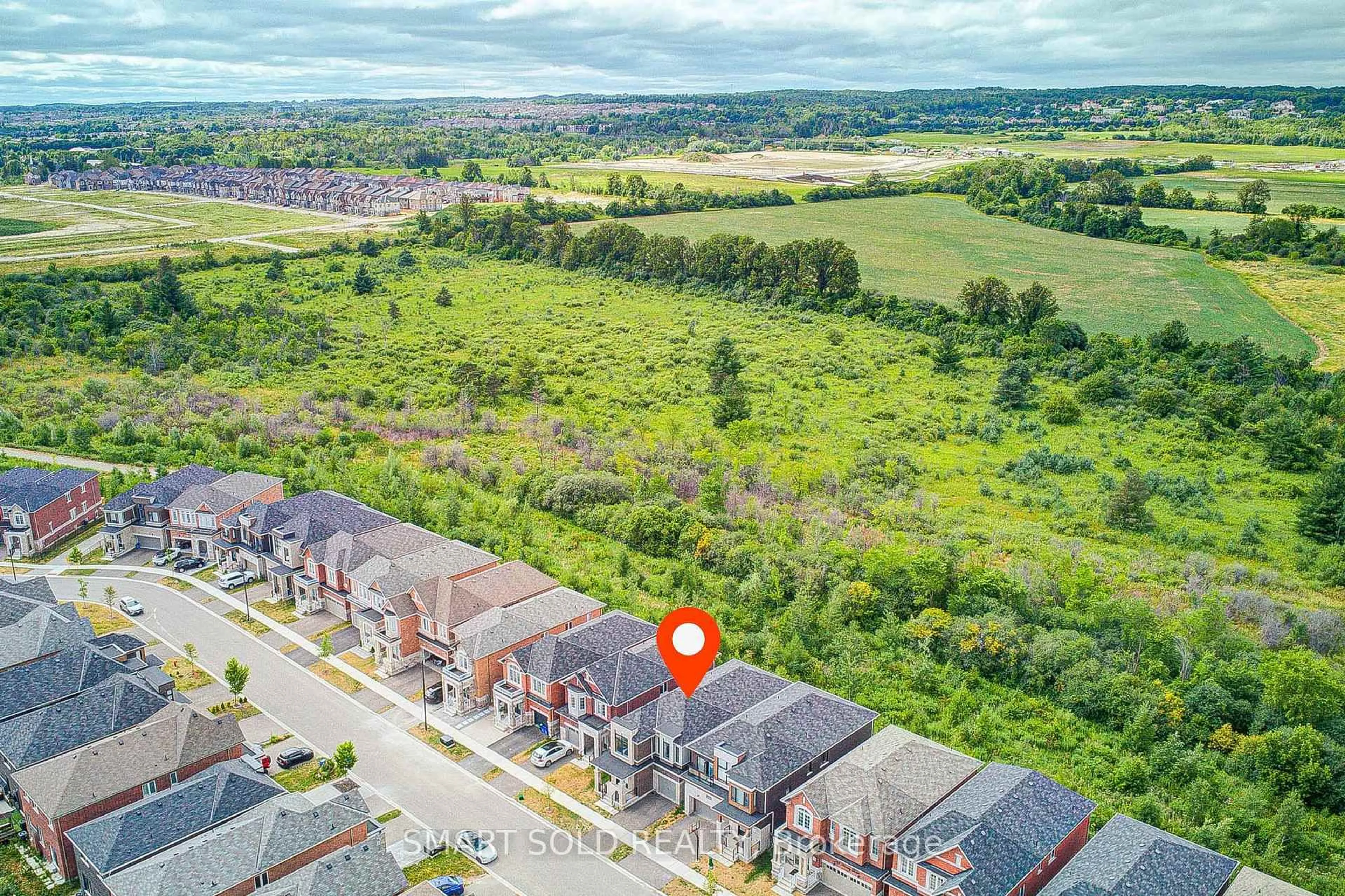 A pic from outside/outdoor area/front of a property/back of a property/a pic from drone, street for 126 Hartney Dr, Richmond Hill Ontario L4S 1N2
