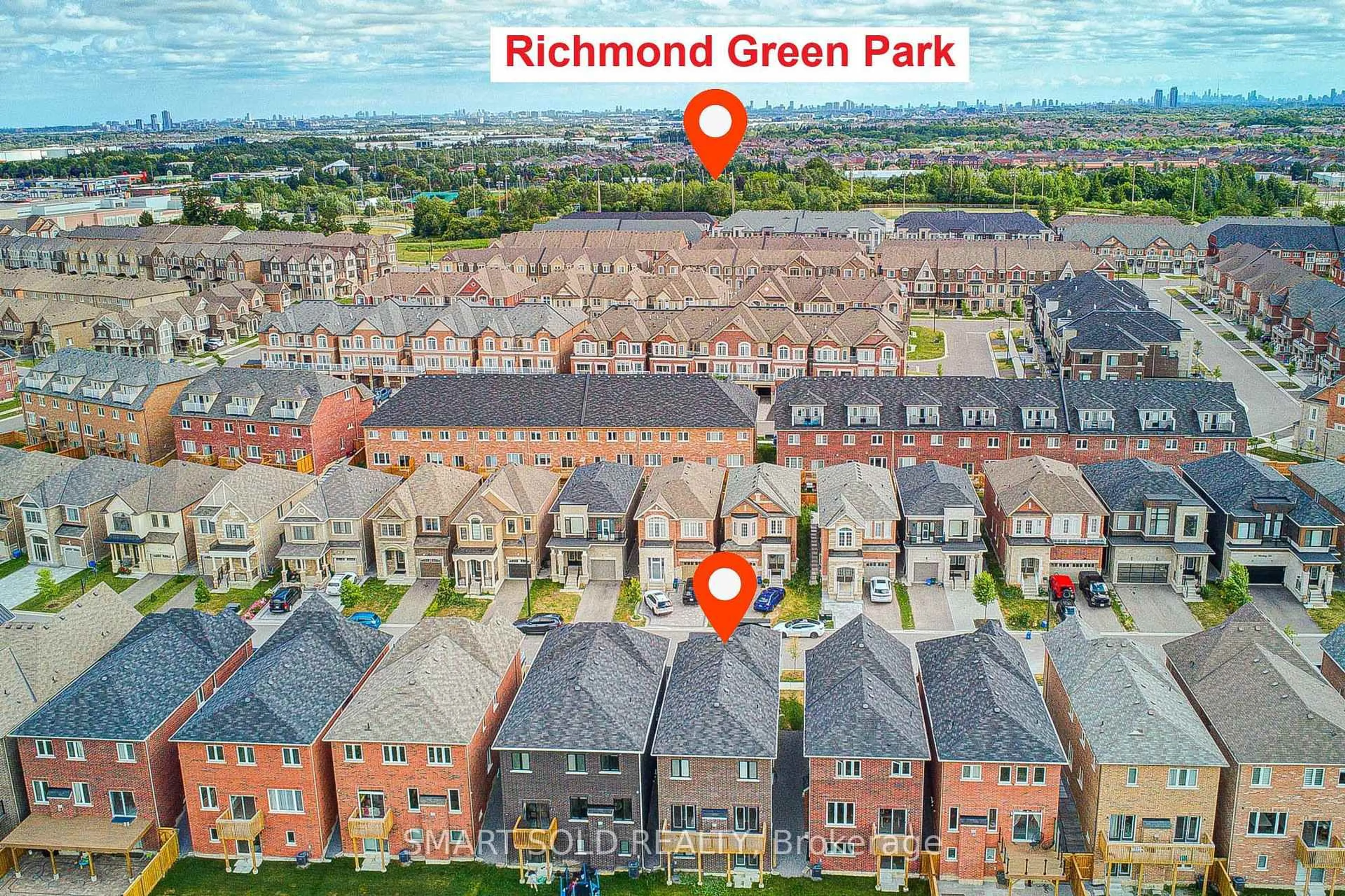 A pic from outside/outdoor area/front of a property/back of a property/a pic from drone, city buildings view from balcony for 126 Hartney Dr, Richmond Hill Ontario L4S 1N2