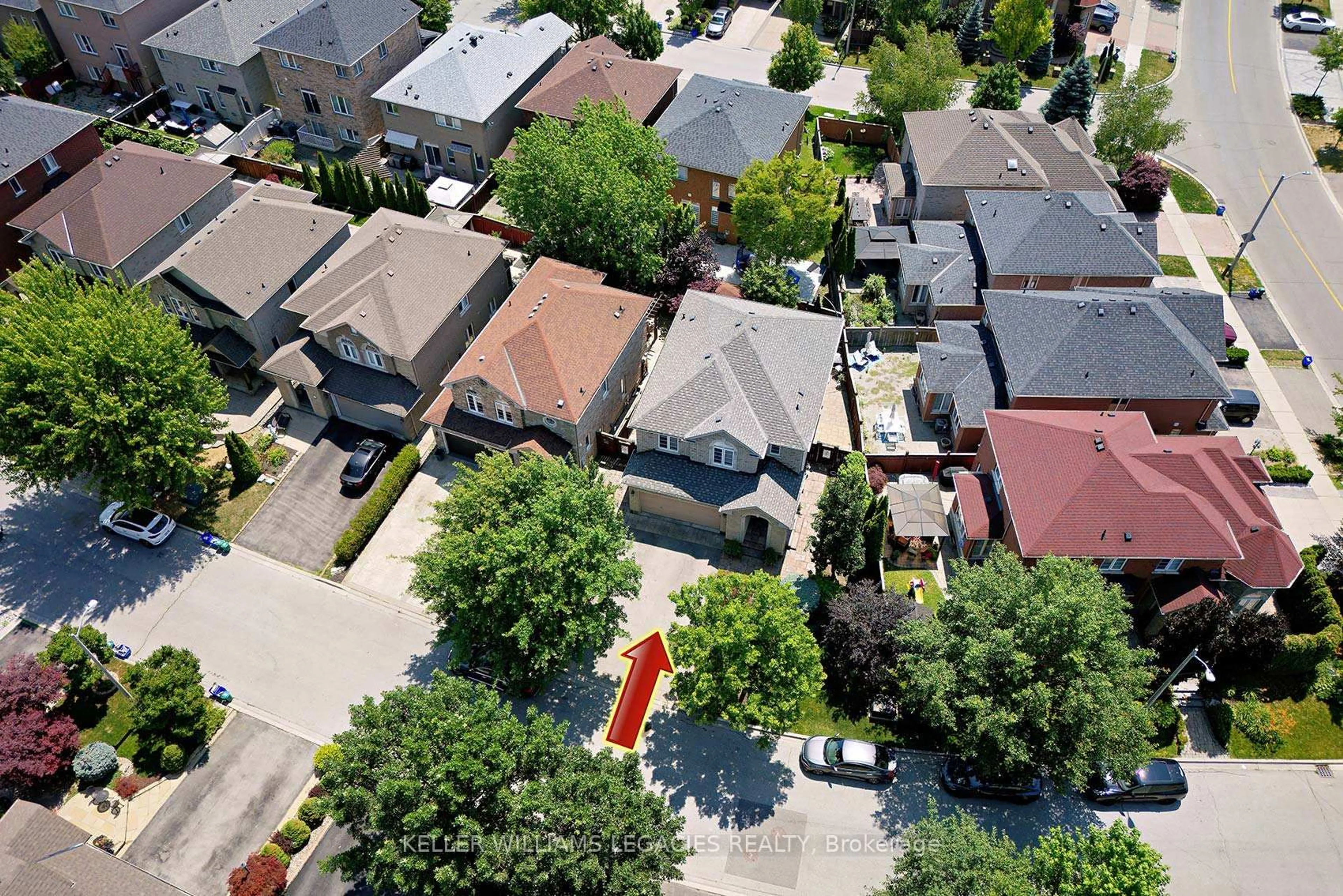 A pic from outside/outdoor area/front of a property/back of a property/a pic from drone, street for 11 Grapevine Dr, Vaughan Ontario L4H 2W3