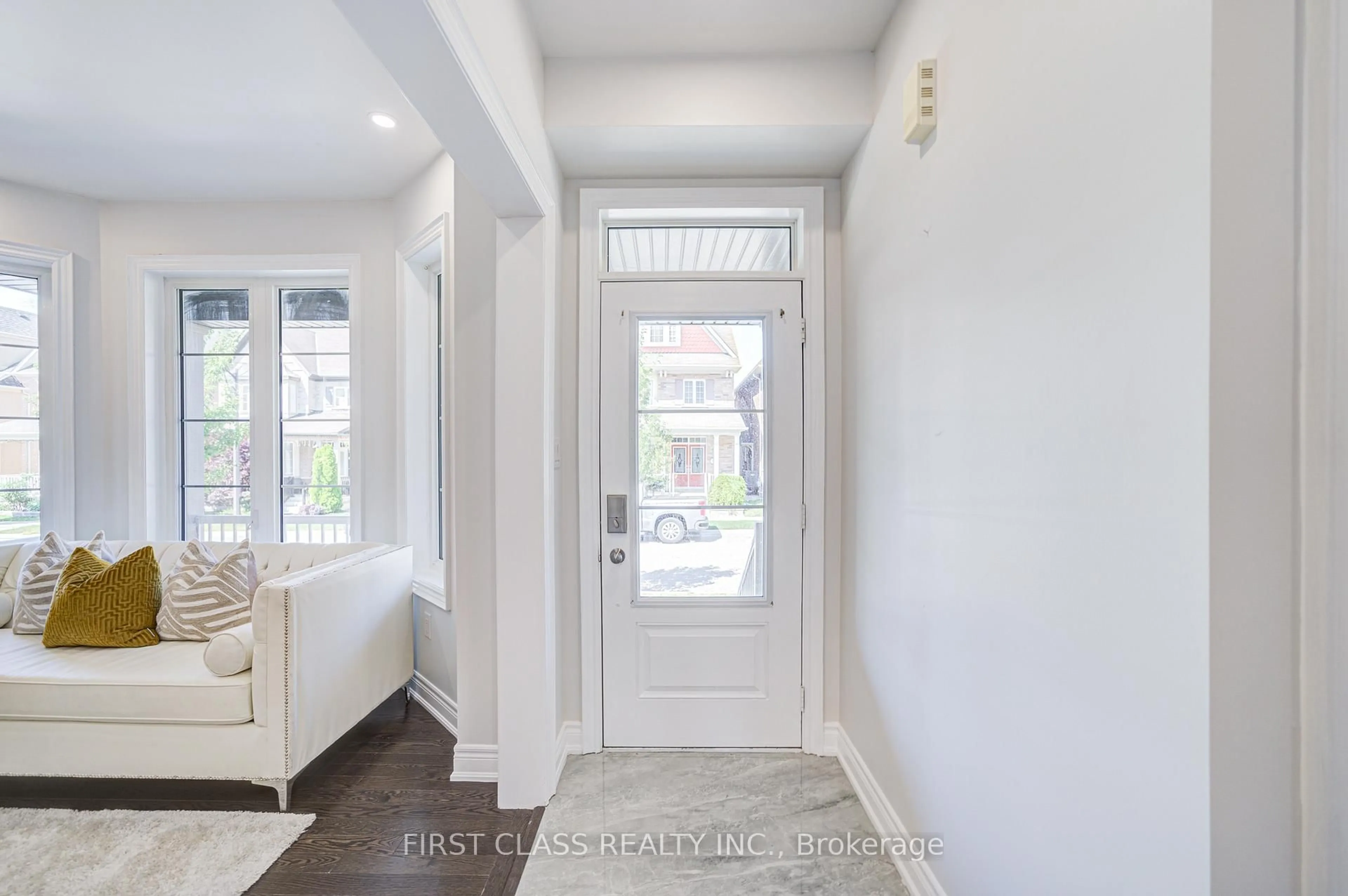 Indoor entryway for 77 Diamond Jubilee Dr, Markham Ontario L6B 0Y5