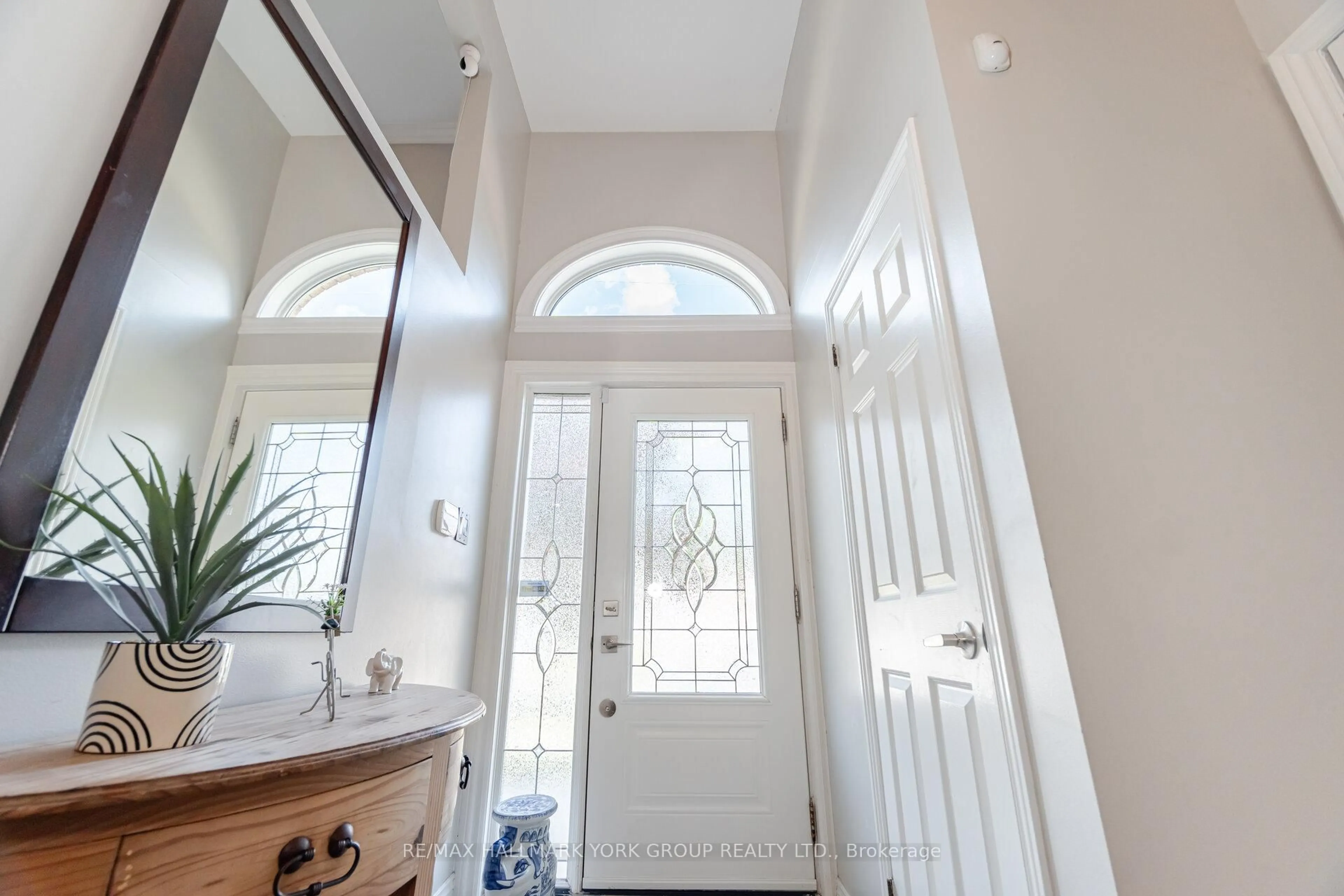 Indoor entryway for 96 Townsend Ave, Bradford West Gwillimbury Ontario L3Z 1Y1