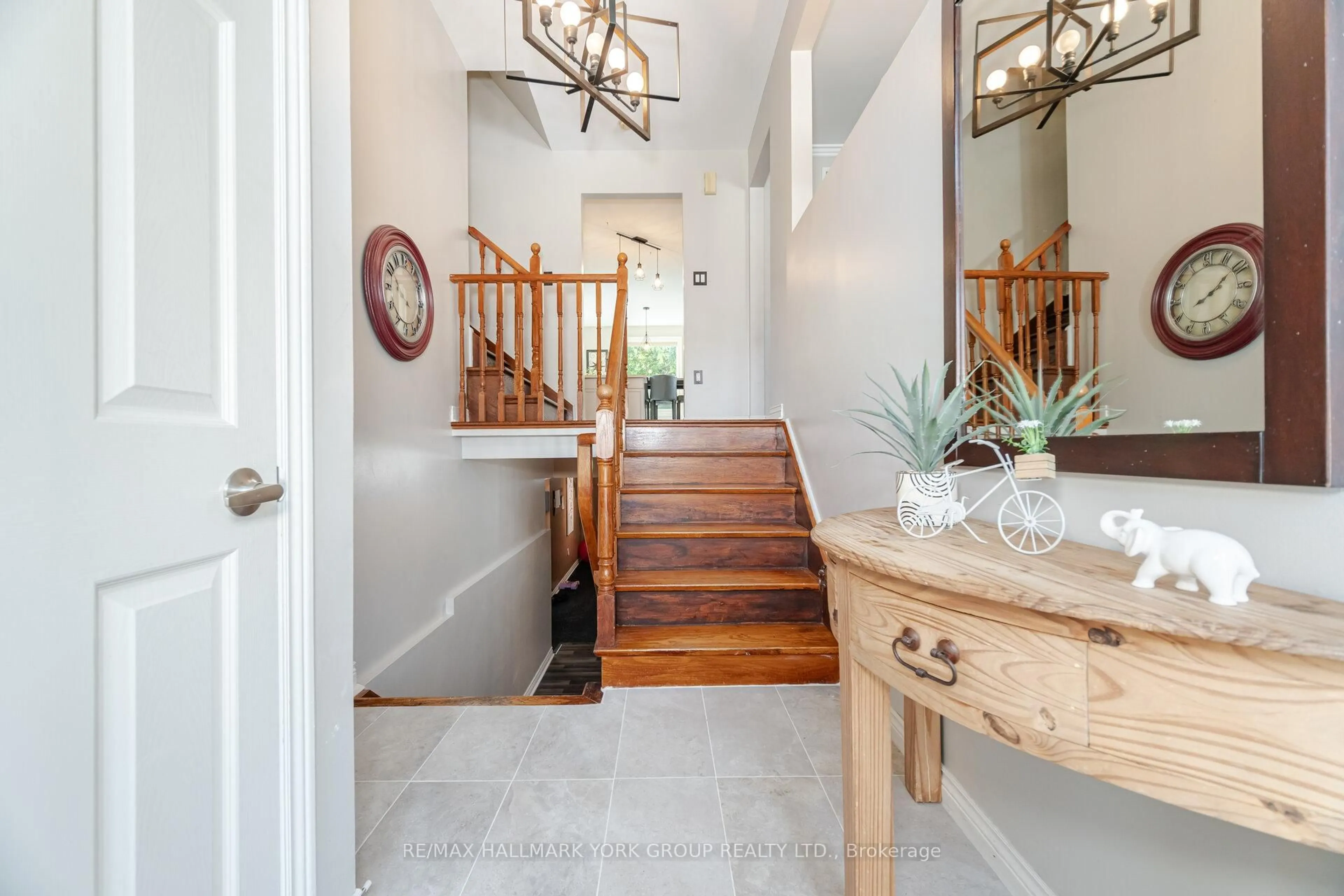 Indoor entryway for 96 Townsend Ave, Bradford West Gwillimbury Ontario L3Z 1Y1